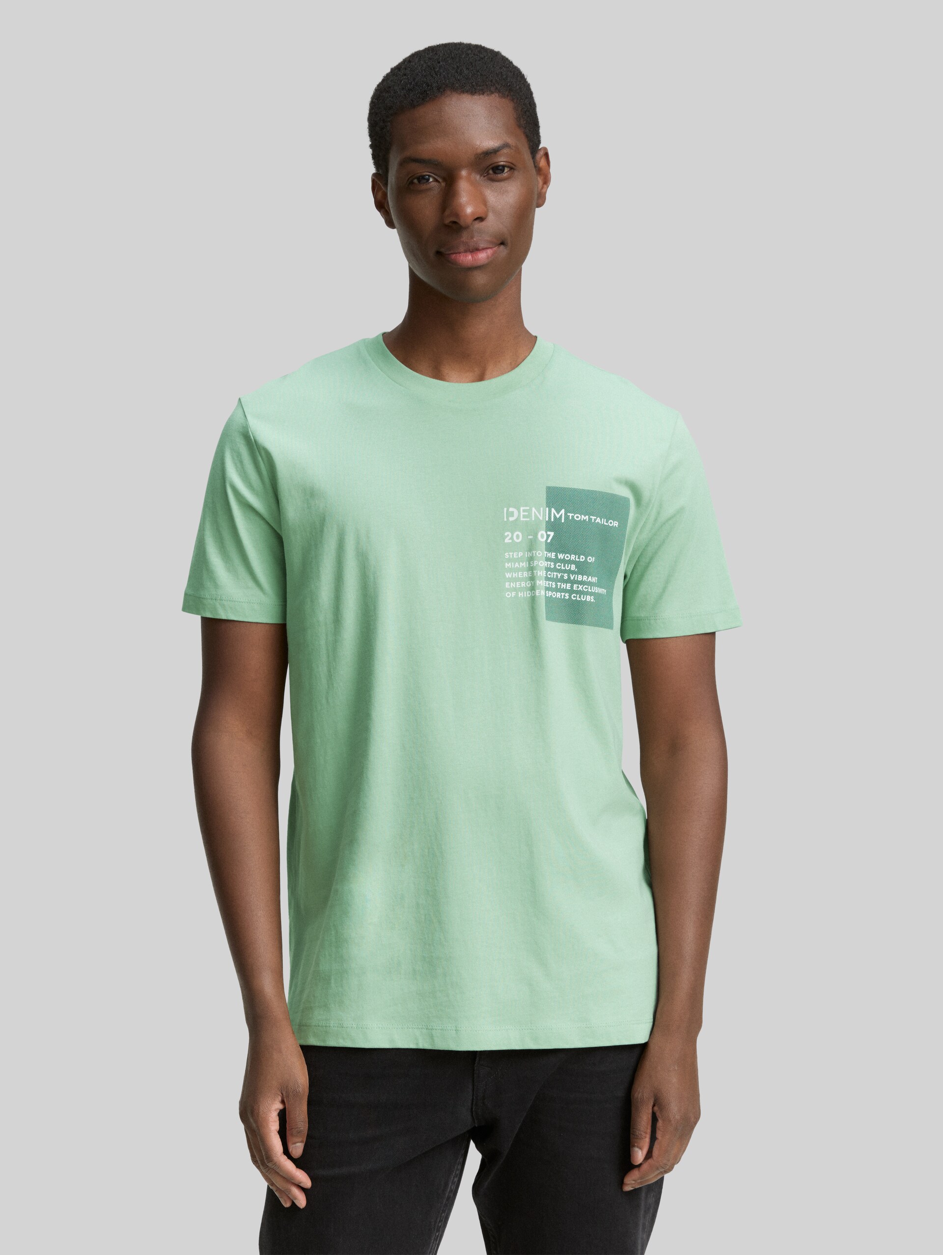 Basic T-shirt with logo print - paradise mint - Neckline model front view