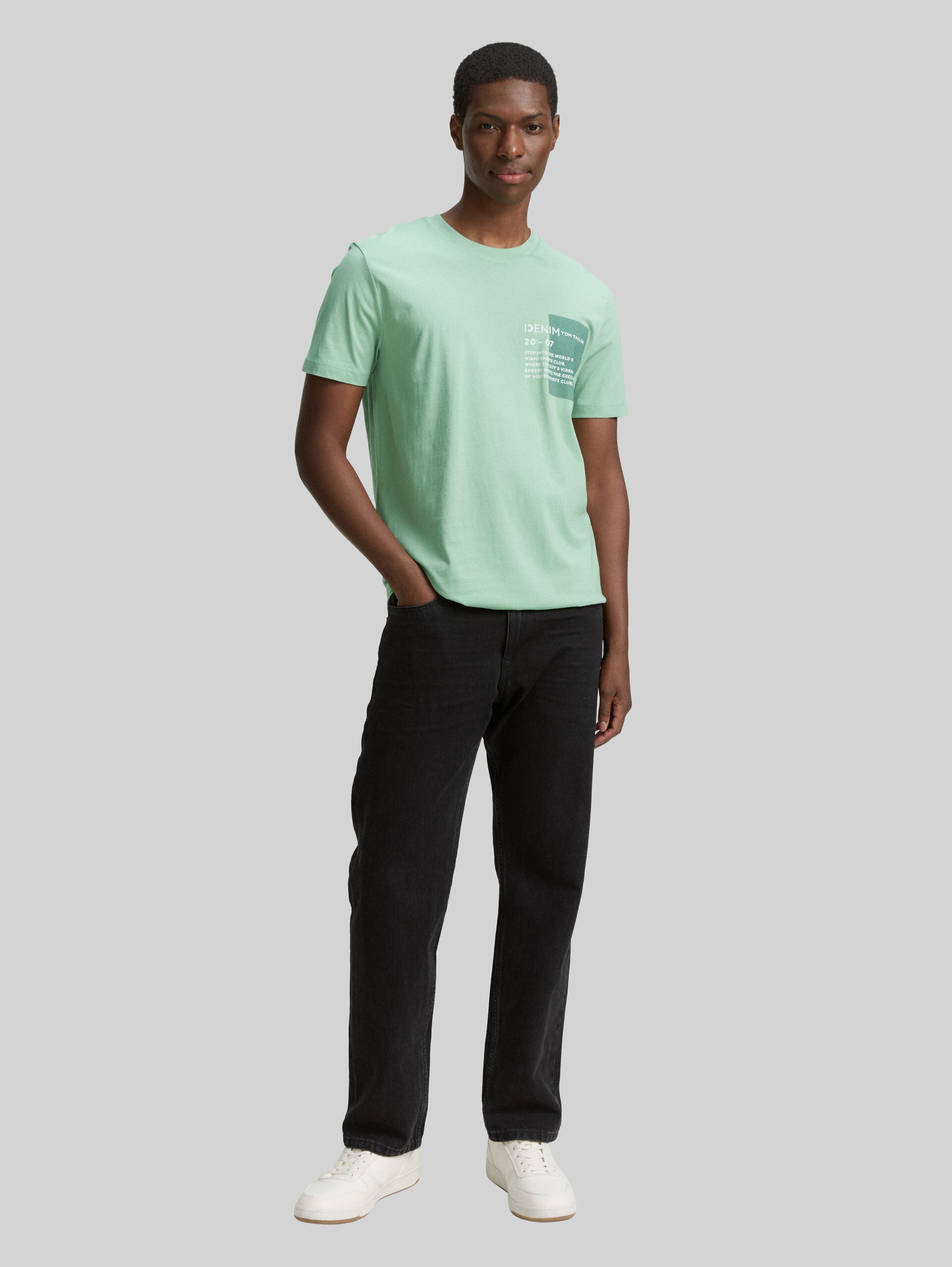 Basic T-shirt with logo print - paradise mint - Model front view
