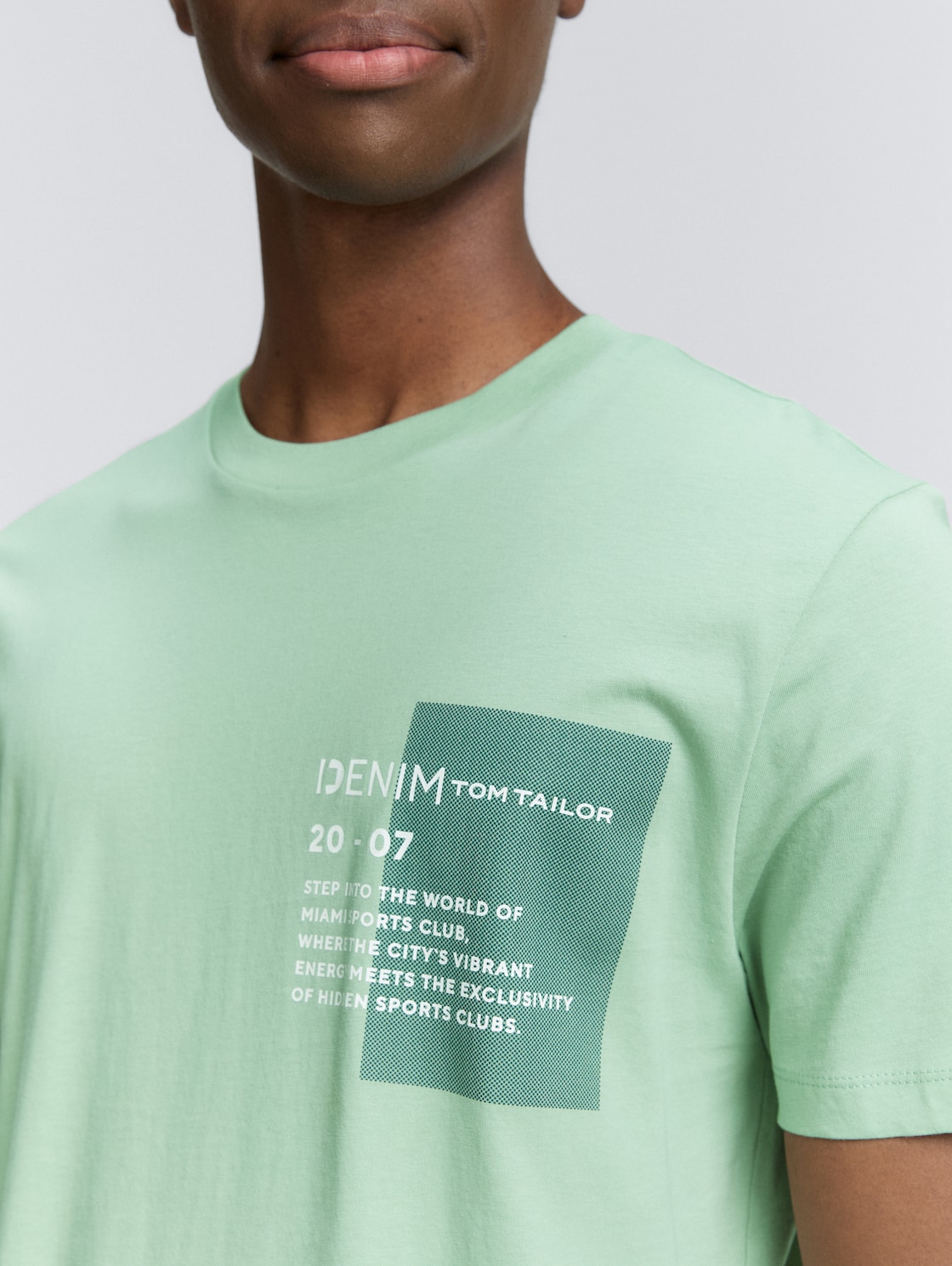 Basic T-Shirt mit Logo-Print - paradise mint - Detail-Model-Ansicht
