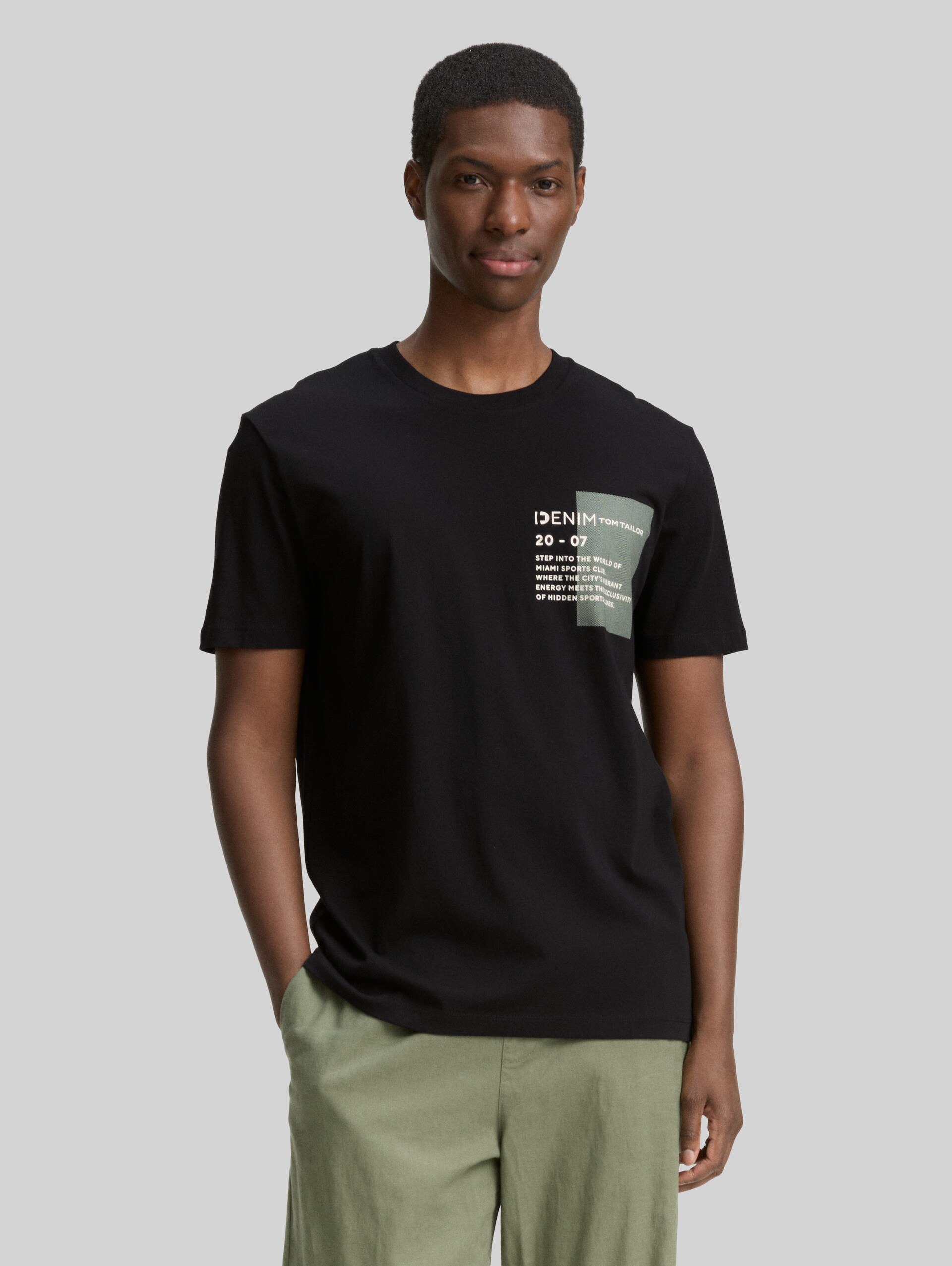 Basic T-shirt with logo print - black - Neckline model front view