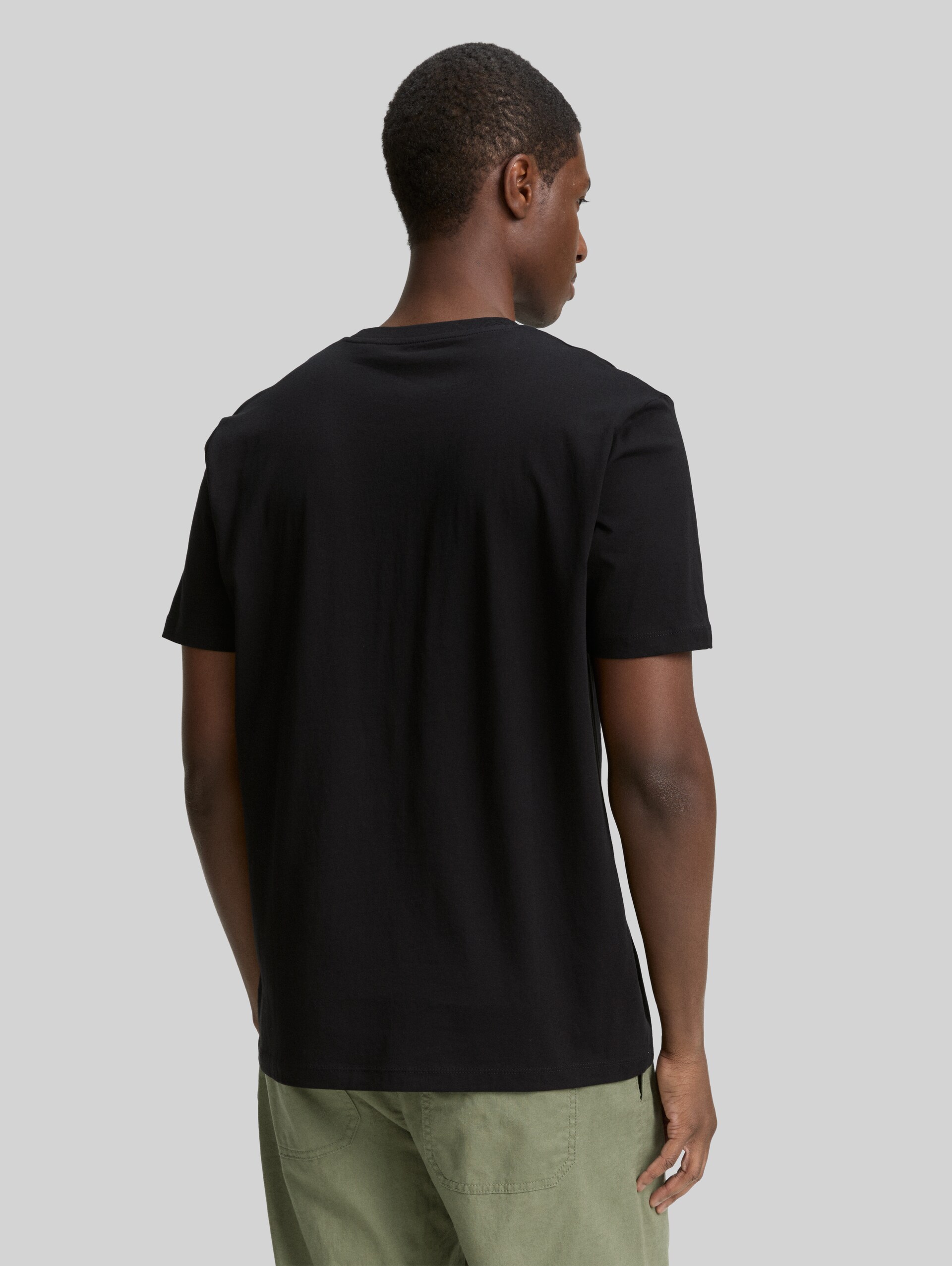 Basic T-shirt with logo print - black - Neckline model-back view