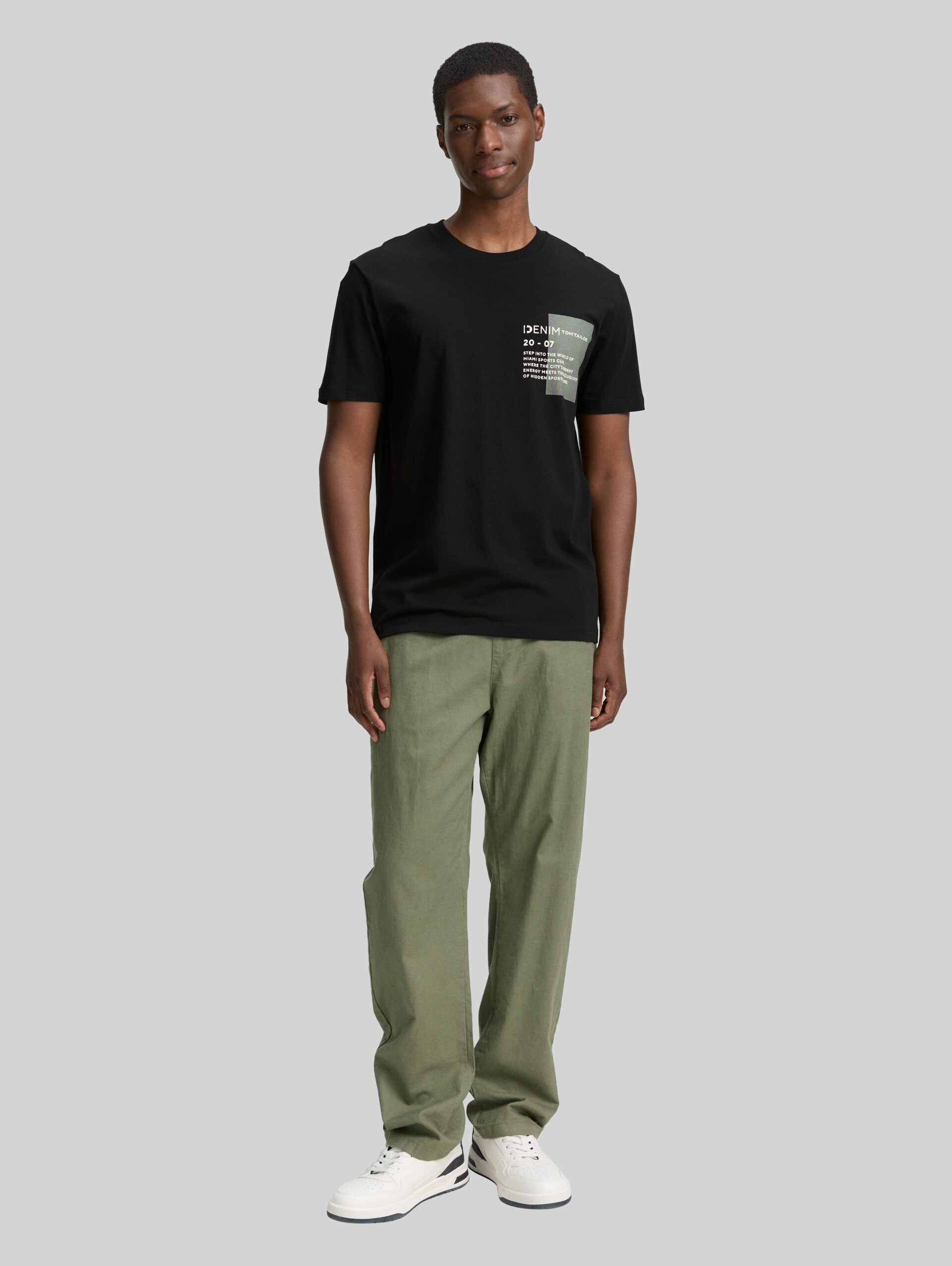 Basic T-shirt with logo print - black - Model front view
