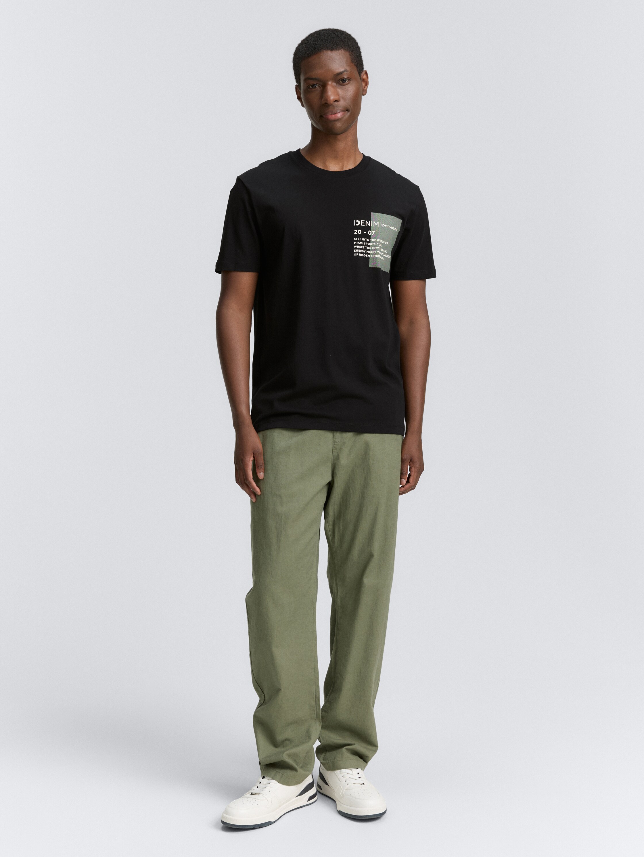 Basic T-Shirt mit Logo-Print - black_1 - 