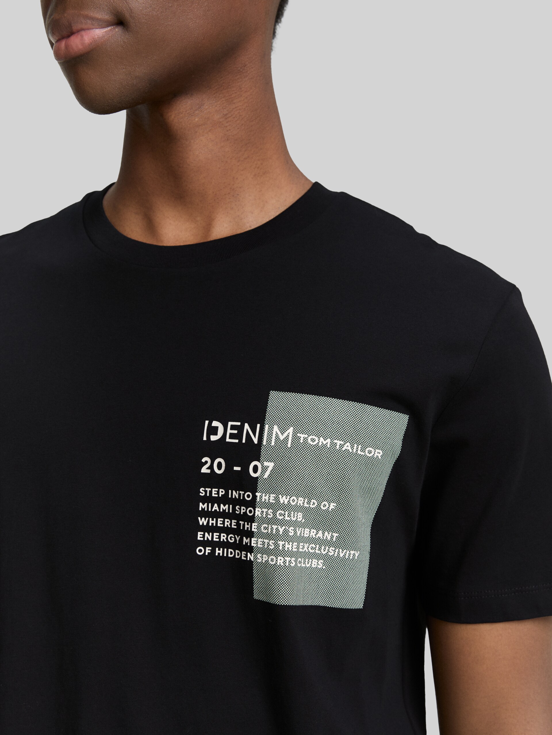 Basic T-shirt with logo print - black - Detail model view