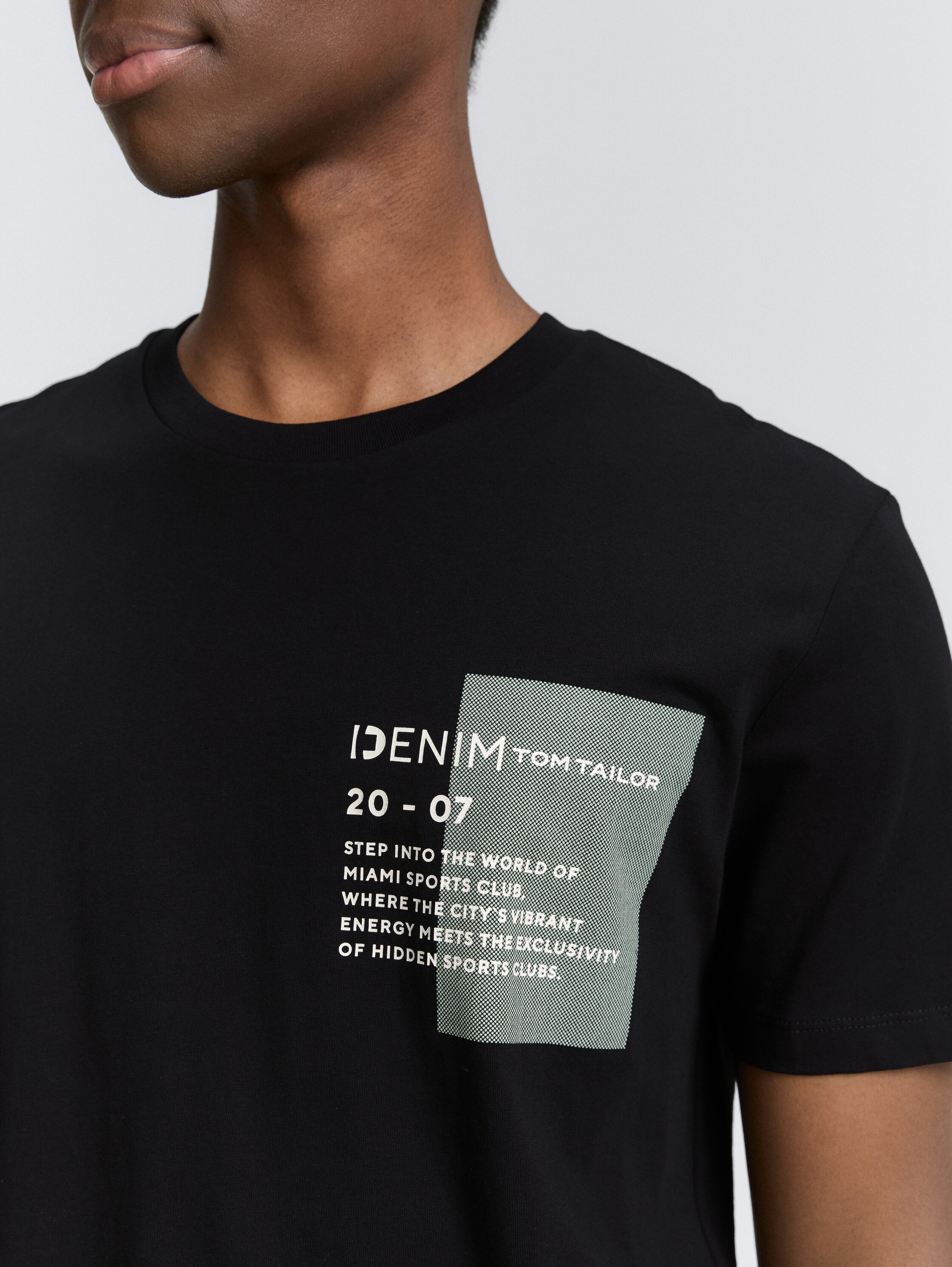 Basic T-Shirt mit Logo-Print - black_1 - 