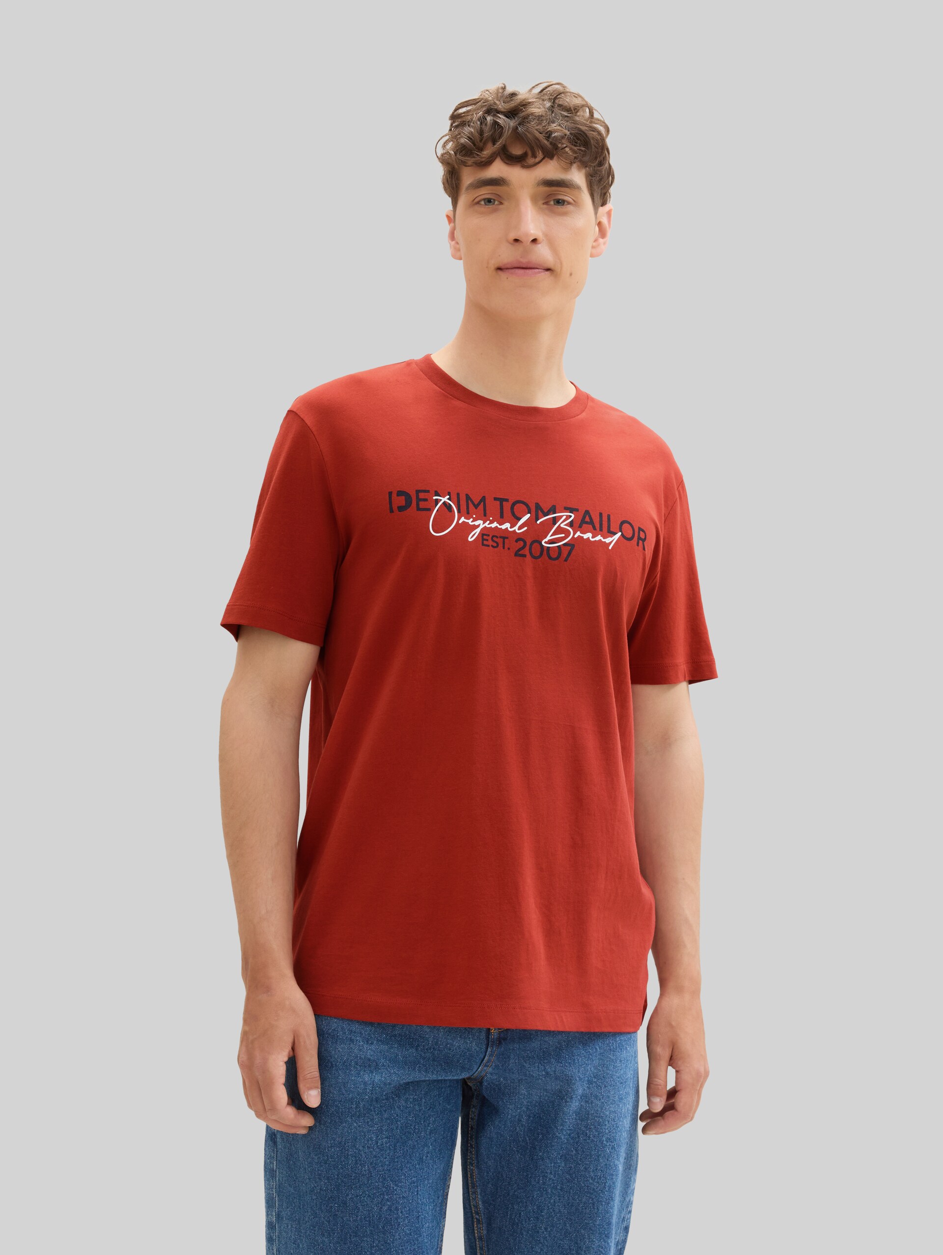 Basic T-shirt met logo-print - currant red - Nek model vooraanzicht