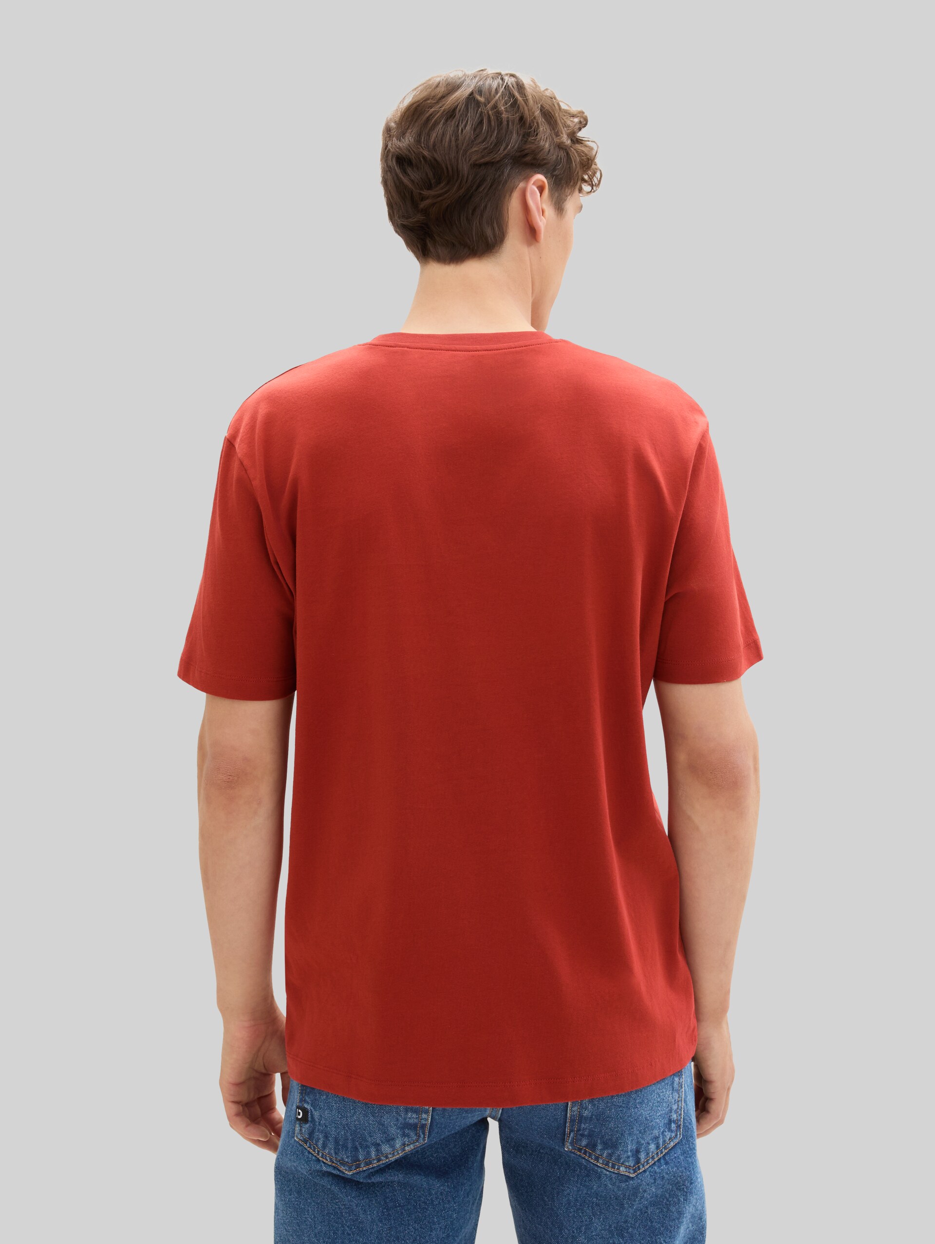 Basic T-shirt met logo-print - currant red - Neklijn model-achteraanzicht