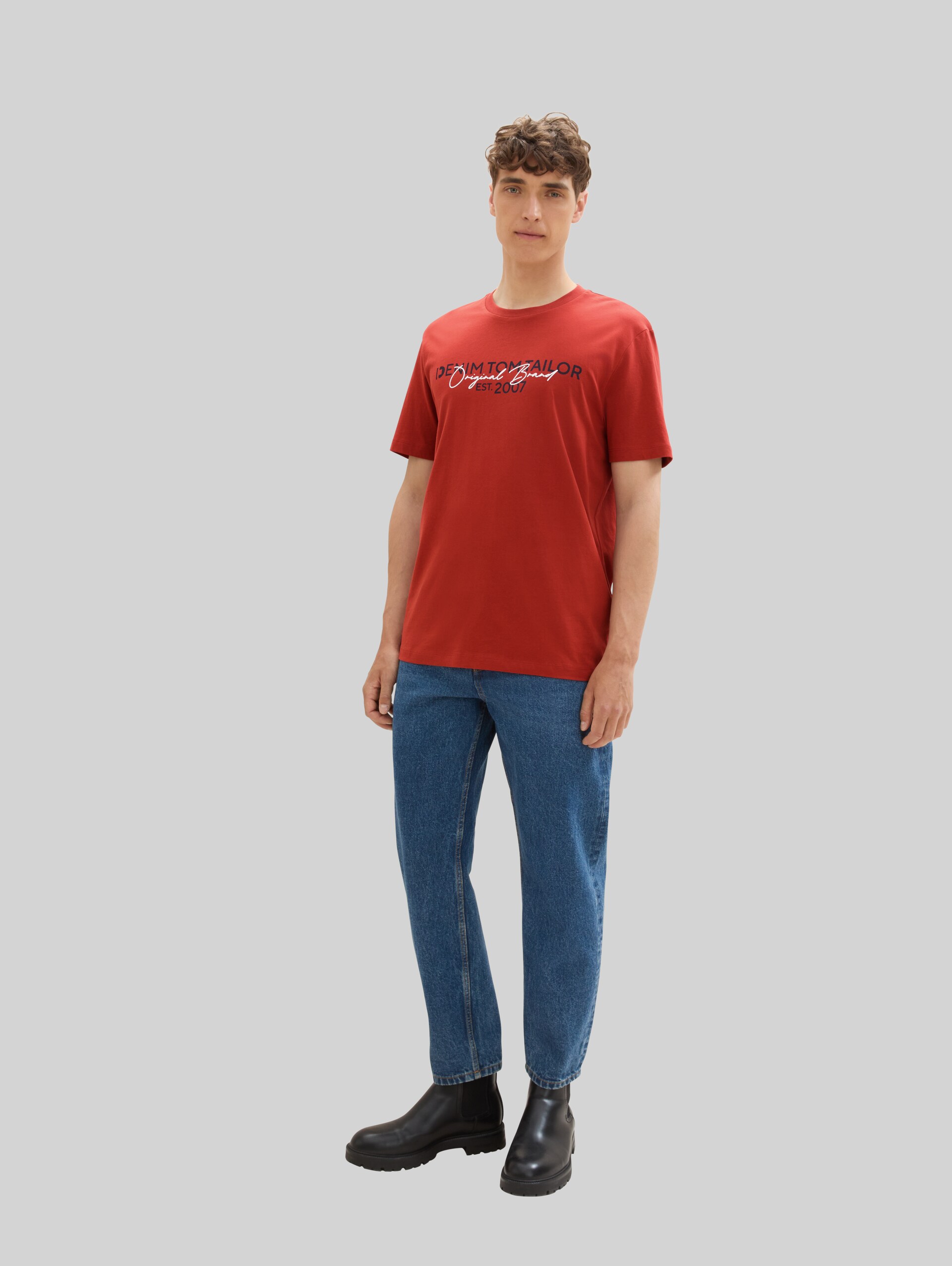 Basic T-shirt met logo-print - currant red - Model vooraanzicht