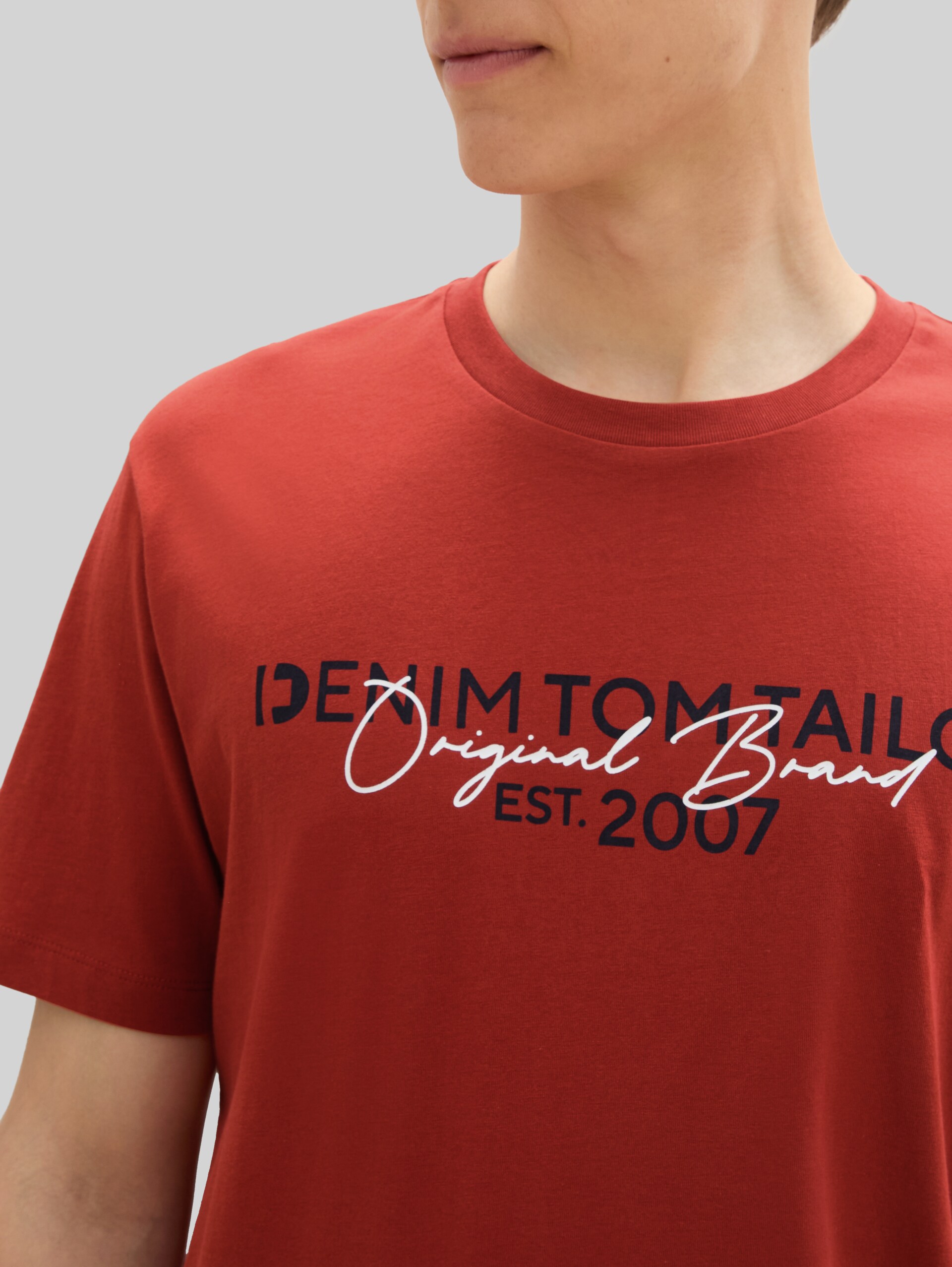 Basic T-shirt met logo-print - currant red - Detailaanzicht model