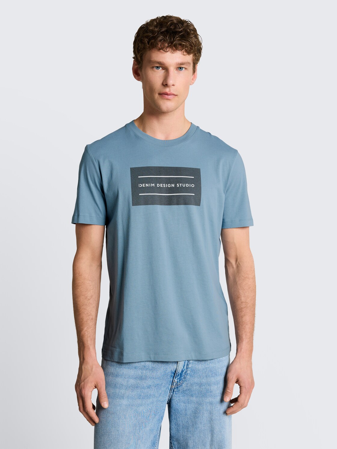 Basic T-Shirt mit Logo-Print - steel blue - Ausschnitt Model-Vorderansicht