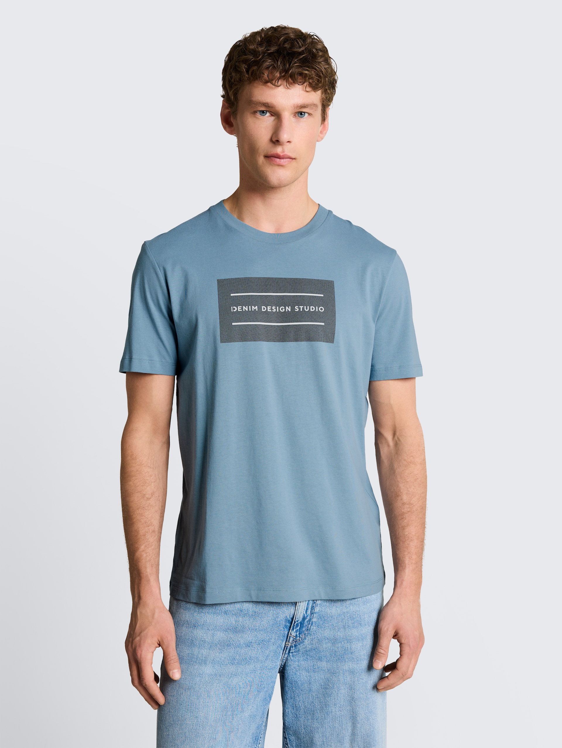 Basic T-Shirt mit Logo-Print - steel blue - Ausschnitt Model-Vorderansicht
