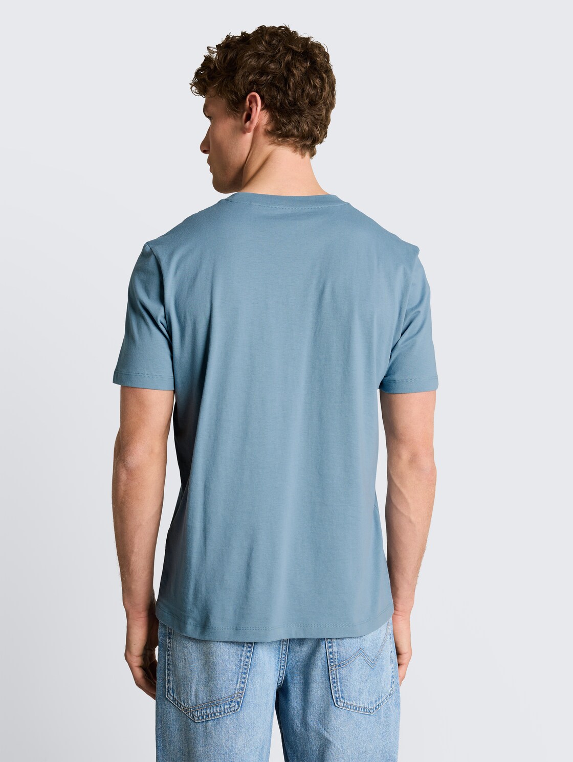 Basic T-Shirt mit Logo-Print - steel blue - Auschnitt Model-Rückansicht