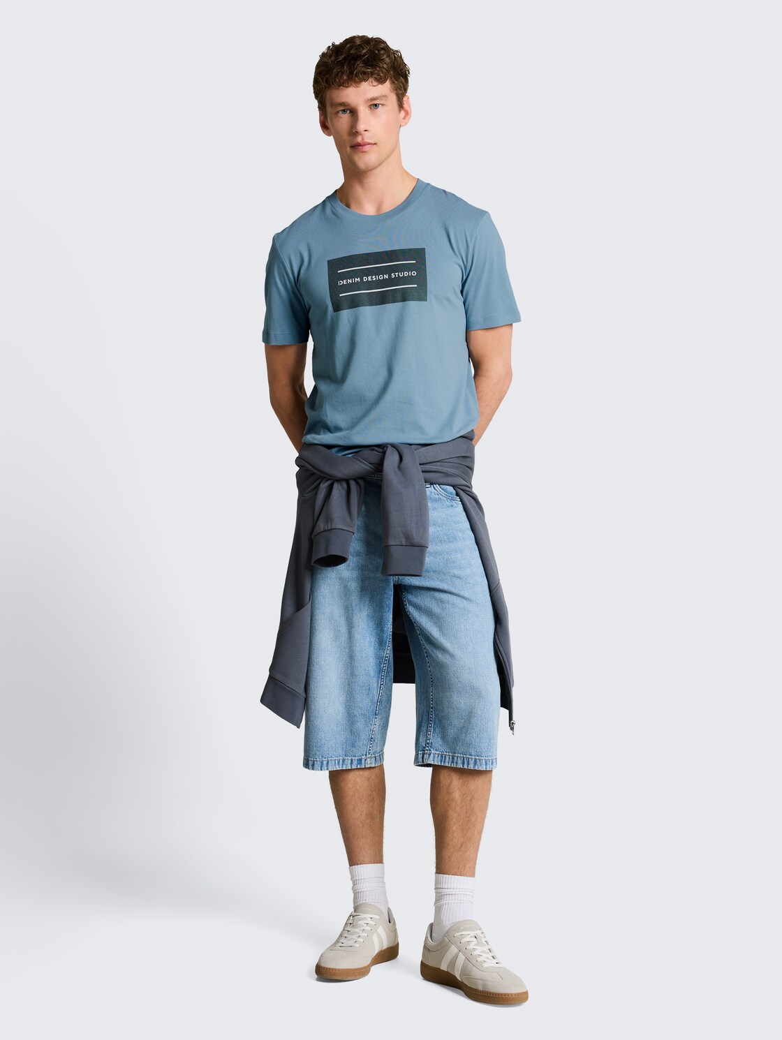 Basic T-Shirt mit Logo-Print - steel blue - Model-Vorderansicht