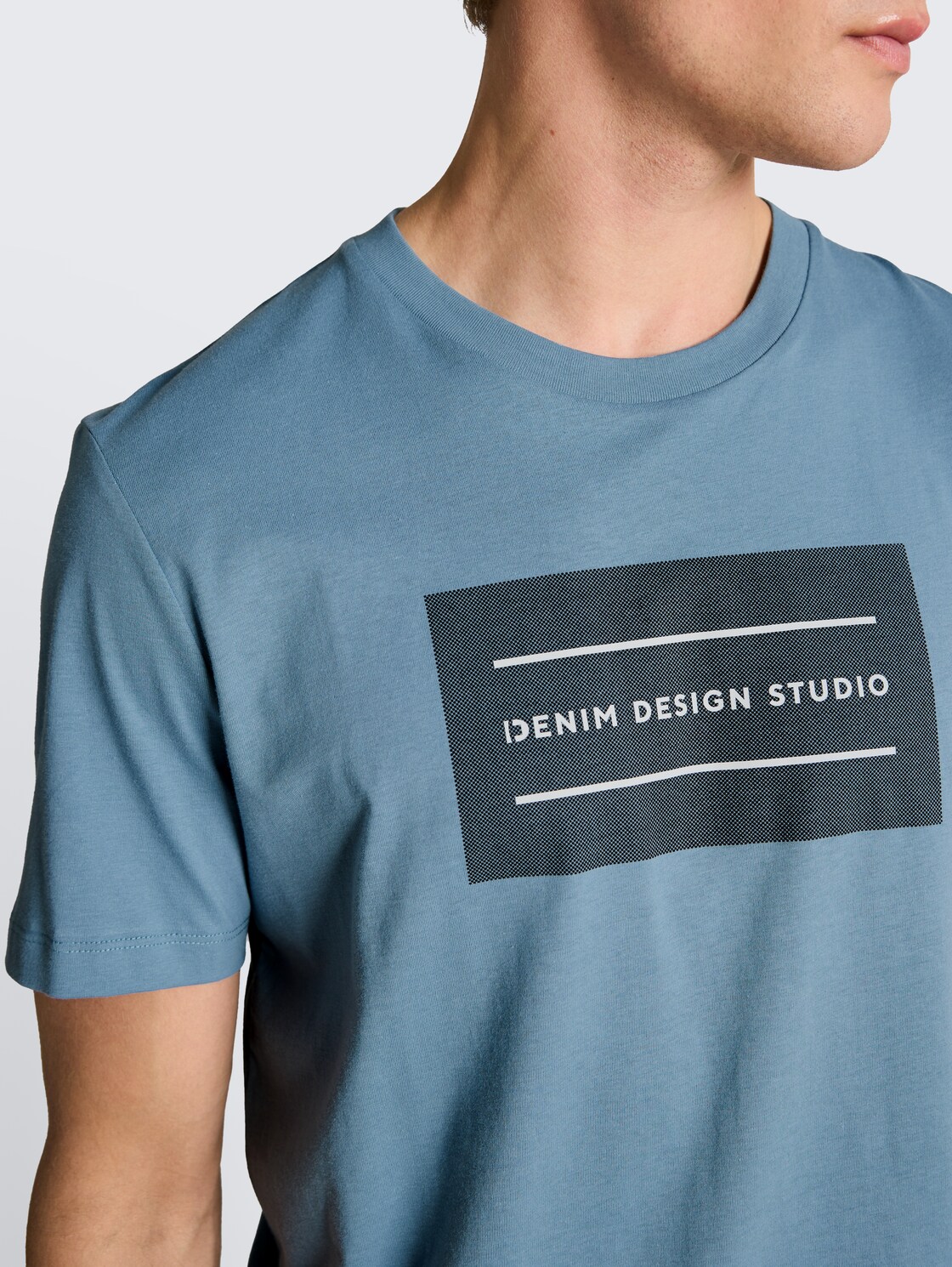 Basic T-Shirt mit Logo-Print - steel blue - Detail-Model-Ansicht