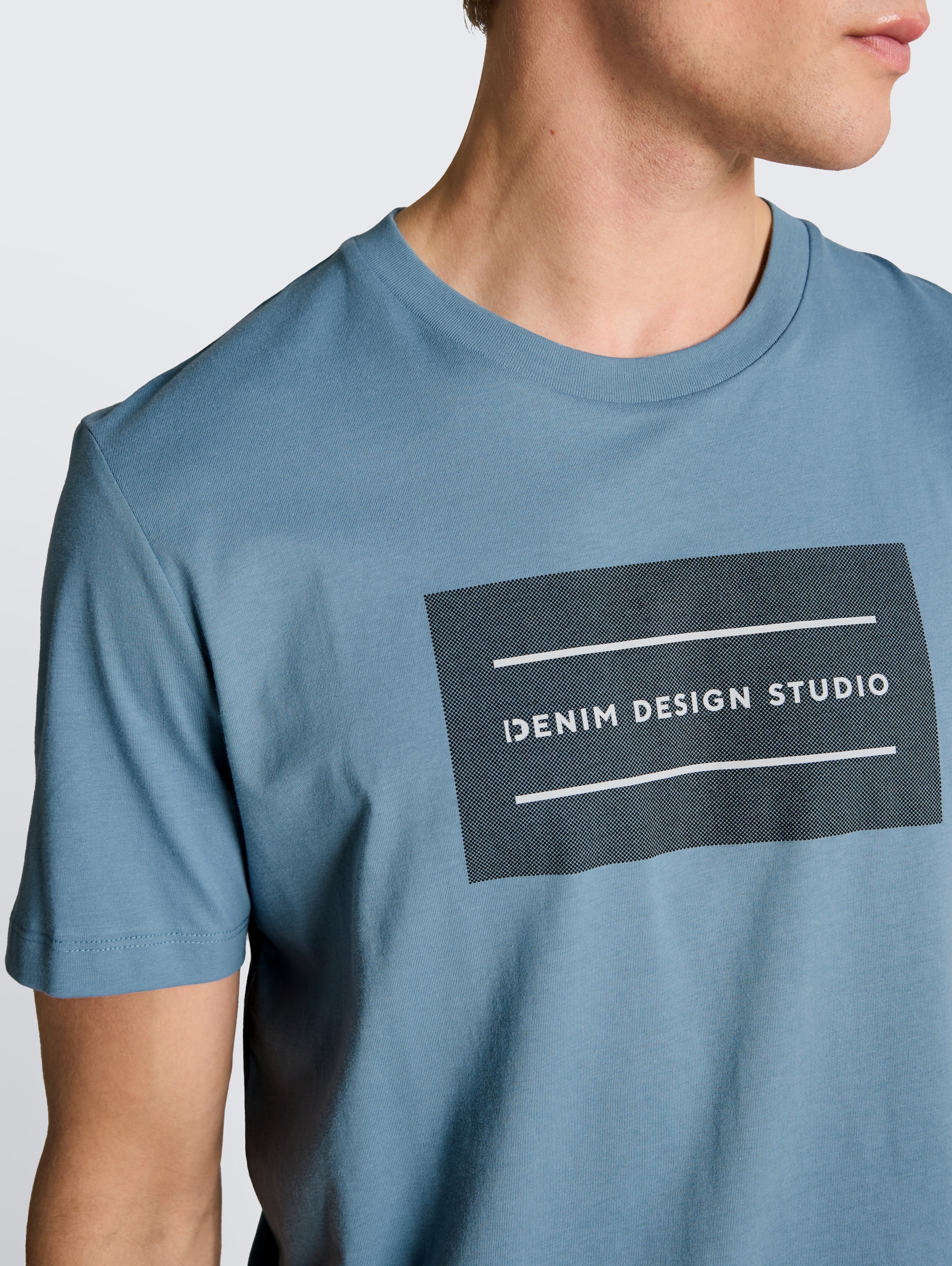 Basic T-Shirt mit Logo-Print - steel blue - Detail-Model-Ansicht
