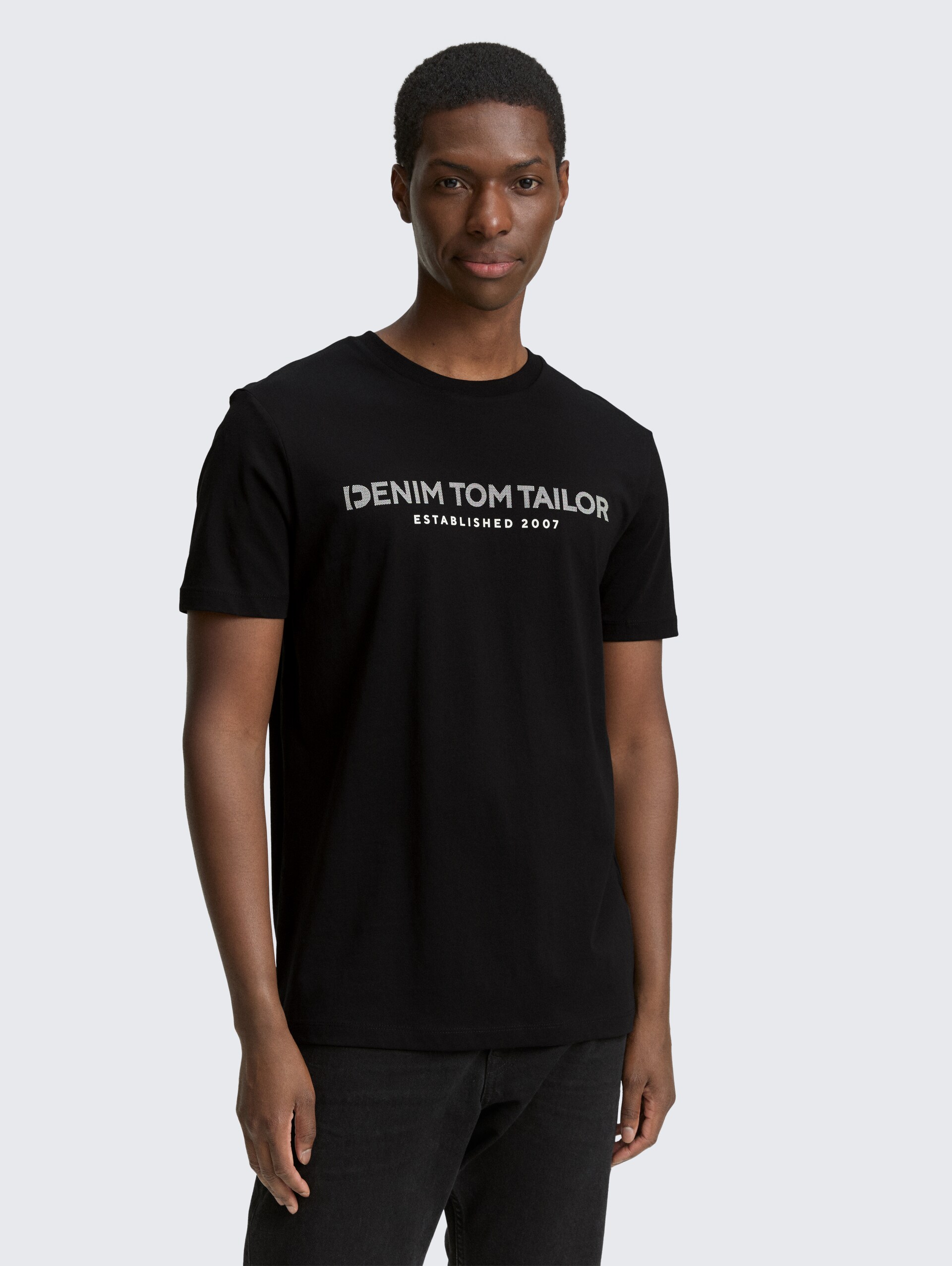 Basic T-Shirt mit Logo-Print - black fake leather - Ausschnitt Model-Vorderansicht
