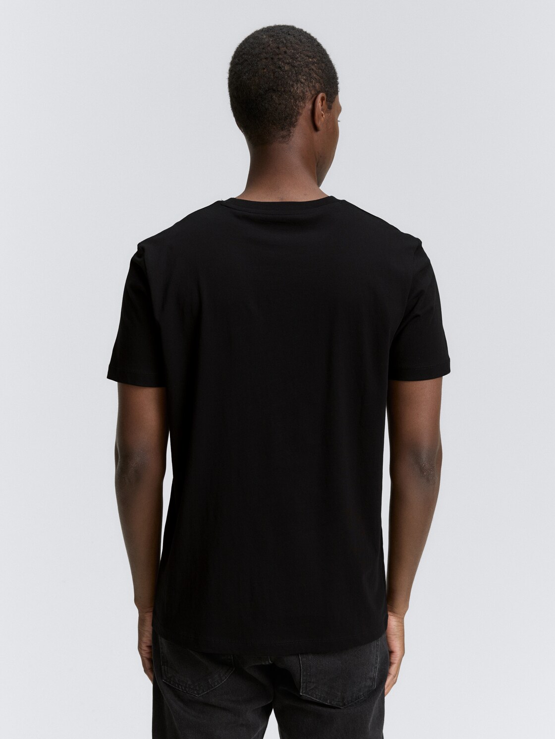 Basic T-Shirt mit Logo-Print - black fake leather - Auschnitt Model-Rückansicht