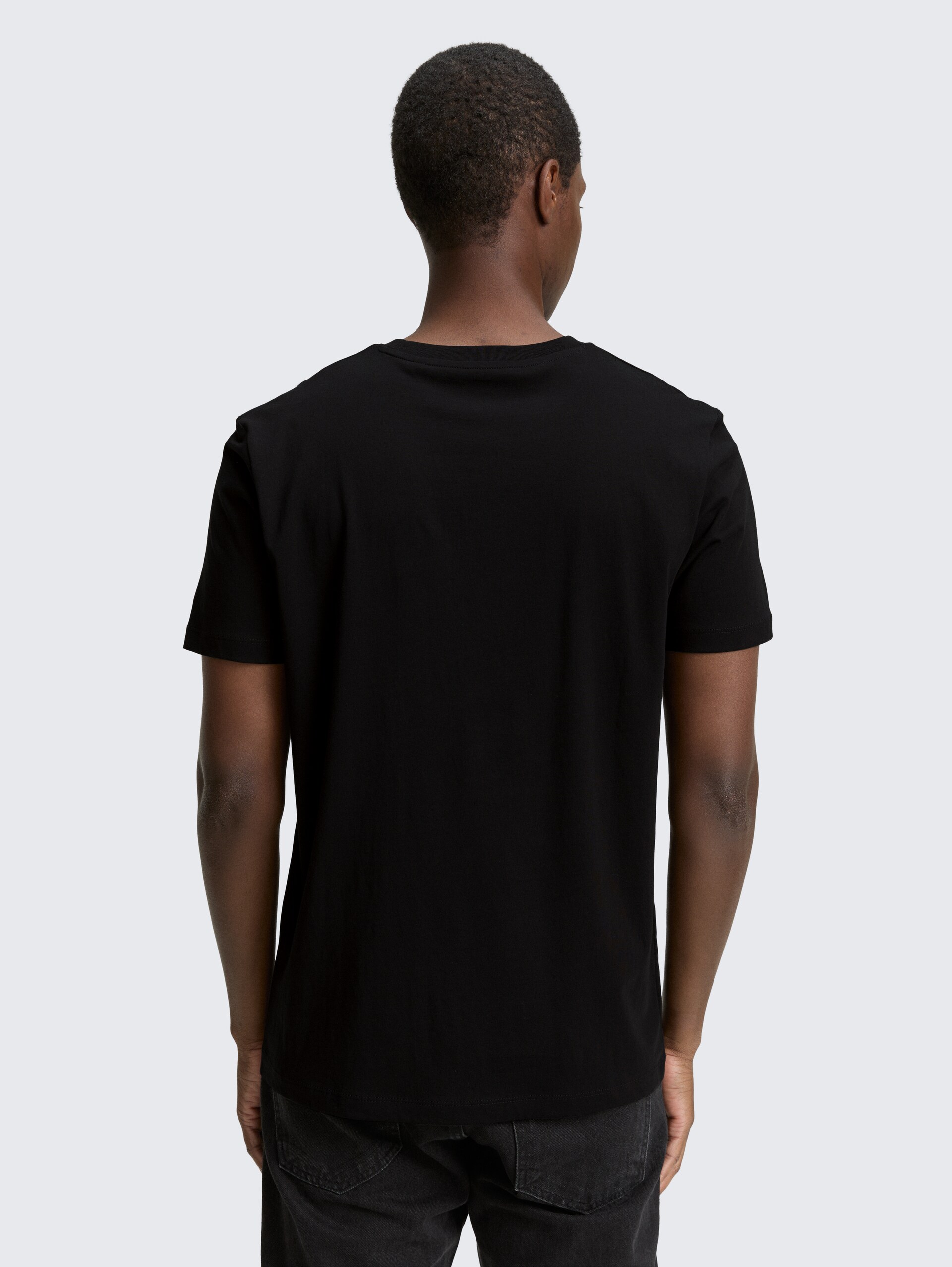 Basic T-Shirt mit Logo-Print - black fake leather - Auschnitt Model-Rückansicht