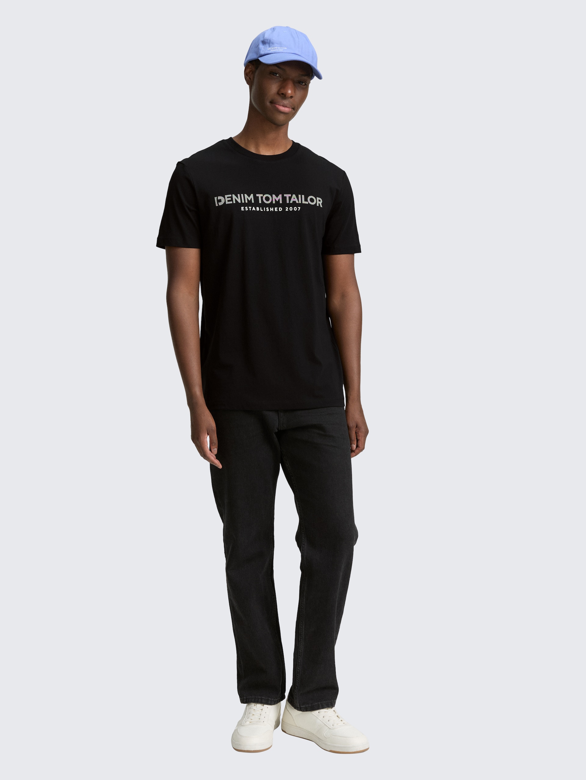 Basic T-Shirt mit Logo-Print - black fake leather - Model-Vorderansicht
