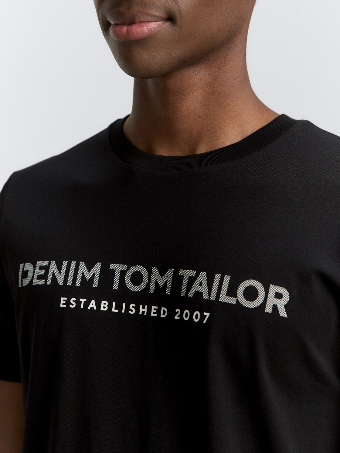 Basic T-Shirt mit Logo-Print - black fake leather - Detail-Model-Ansicht