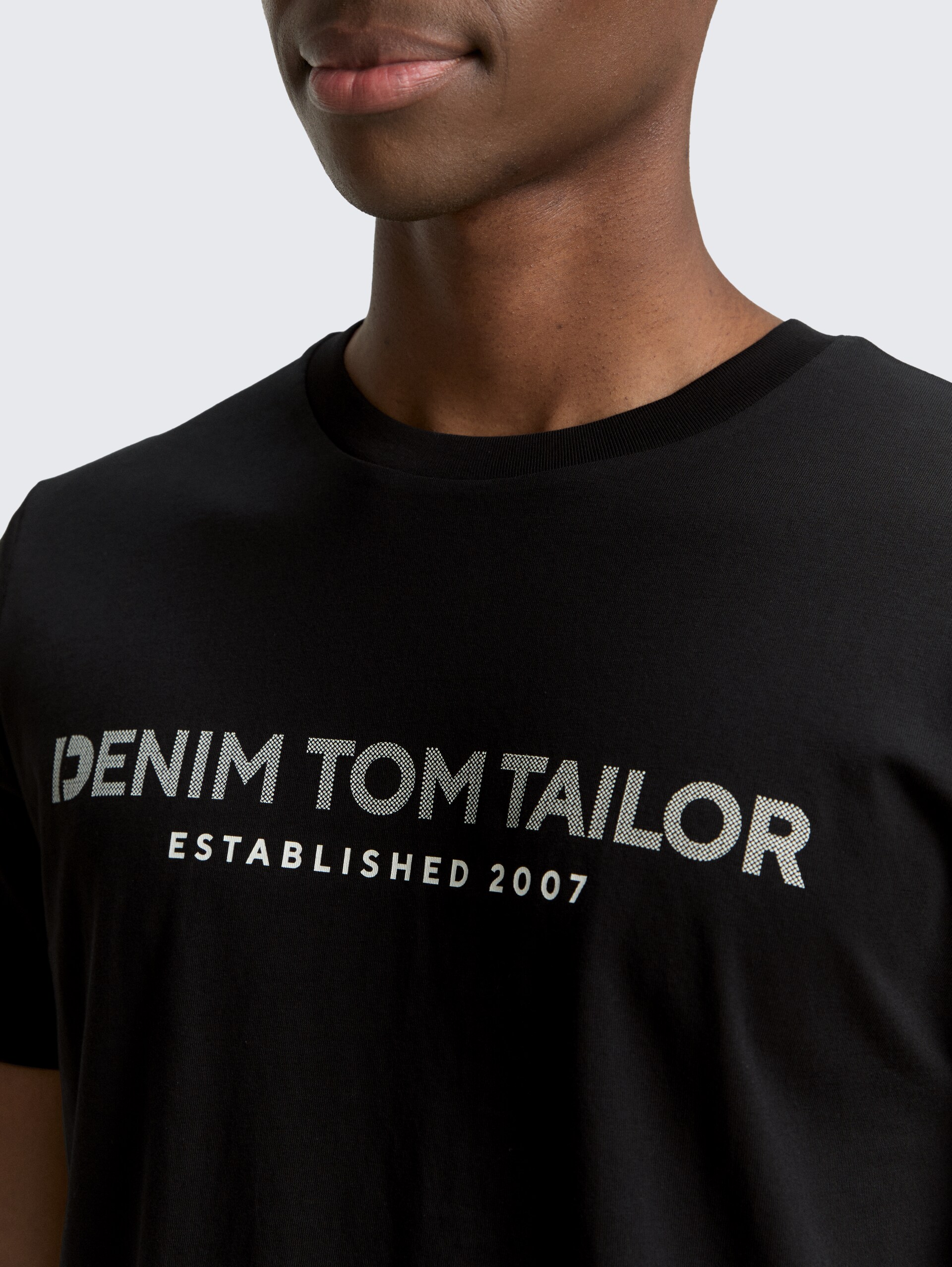 Basic T-Shirt mit Logo-Print - black fake leather - Detail-Model-Ansicht