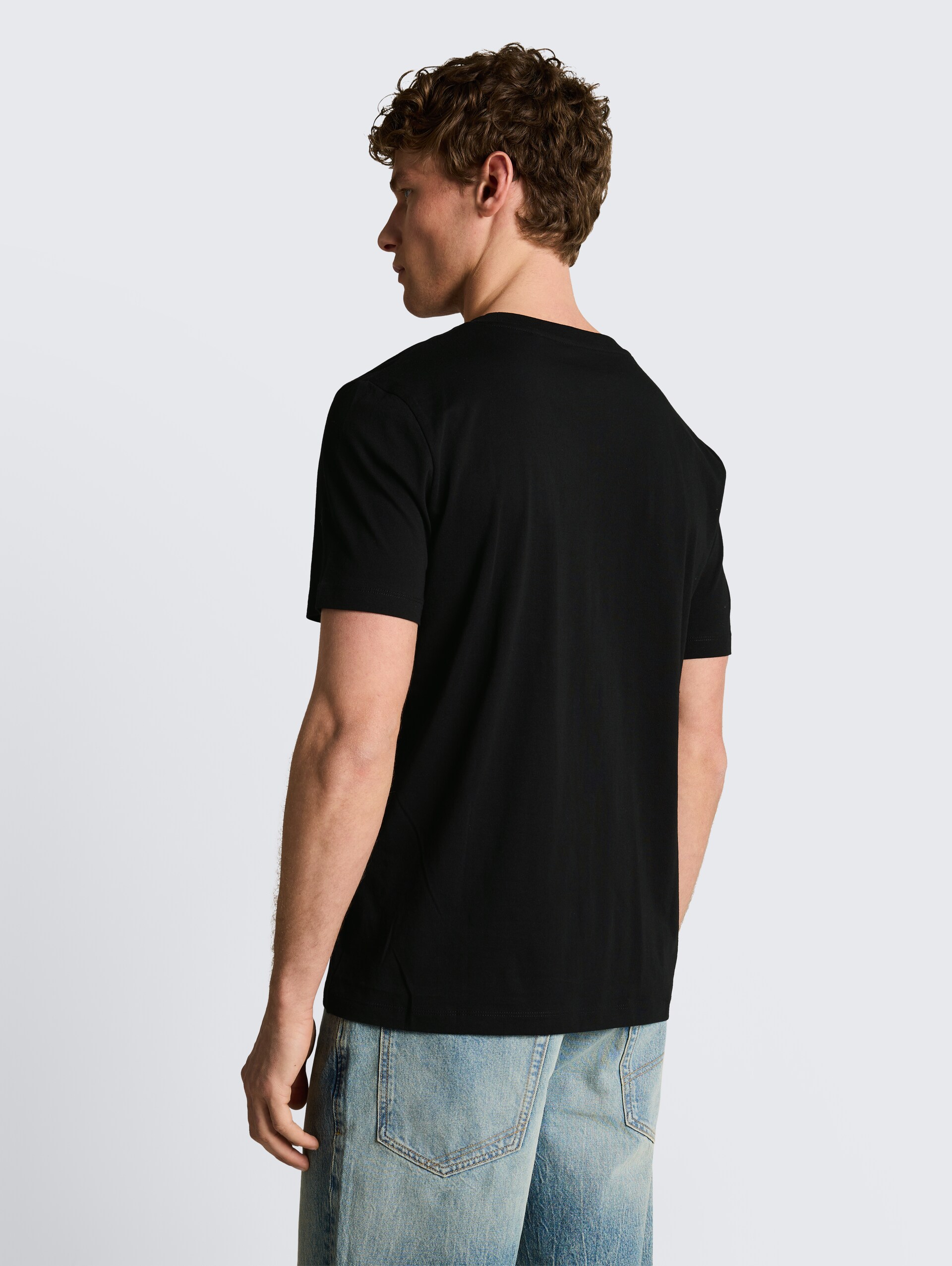 Basic T-Shirt mit Logo-Print - deep sea black - Auschnitt Model-Rückansicht