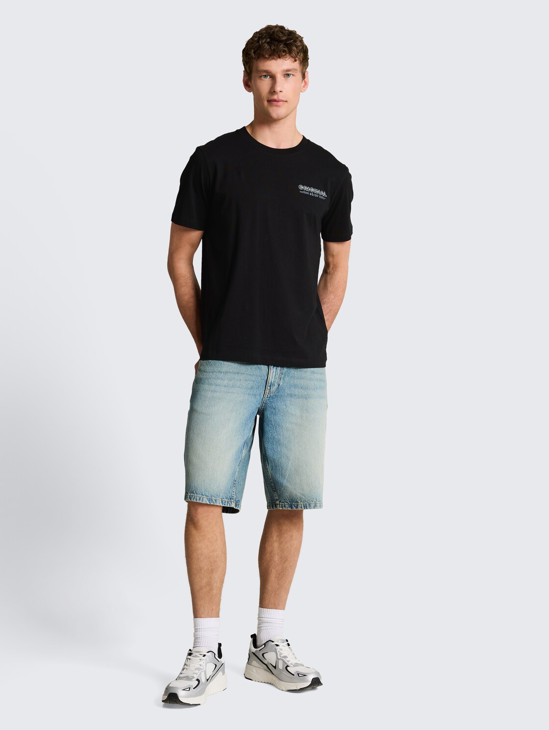 Basic T-Shirt mit Logo-Print - deep sea black - Model-Vorderansicht