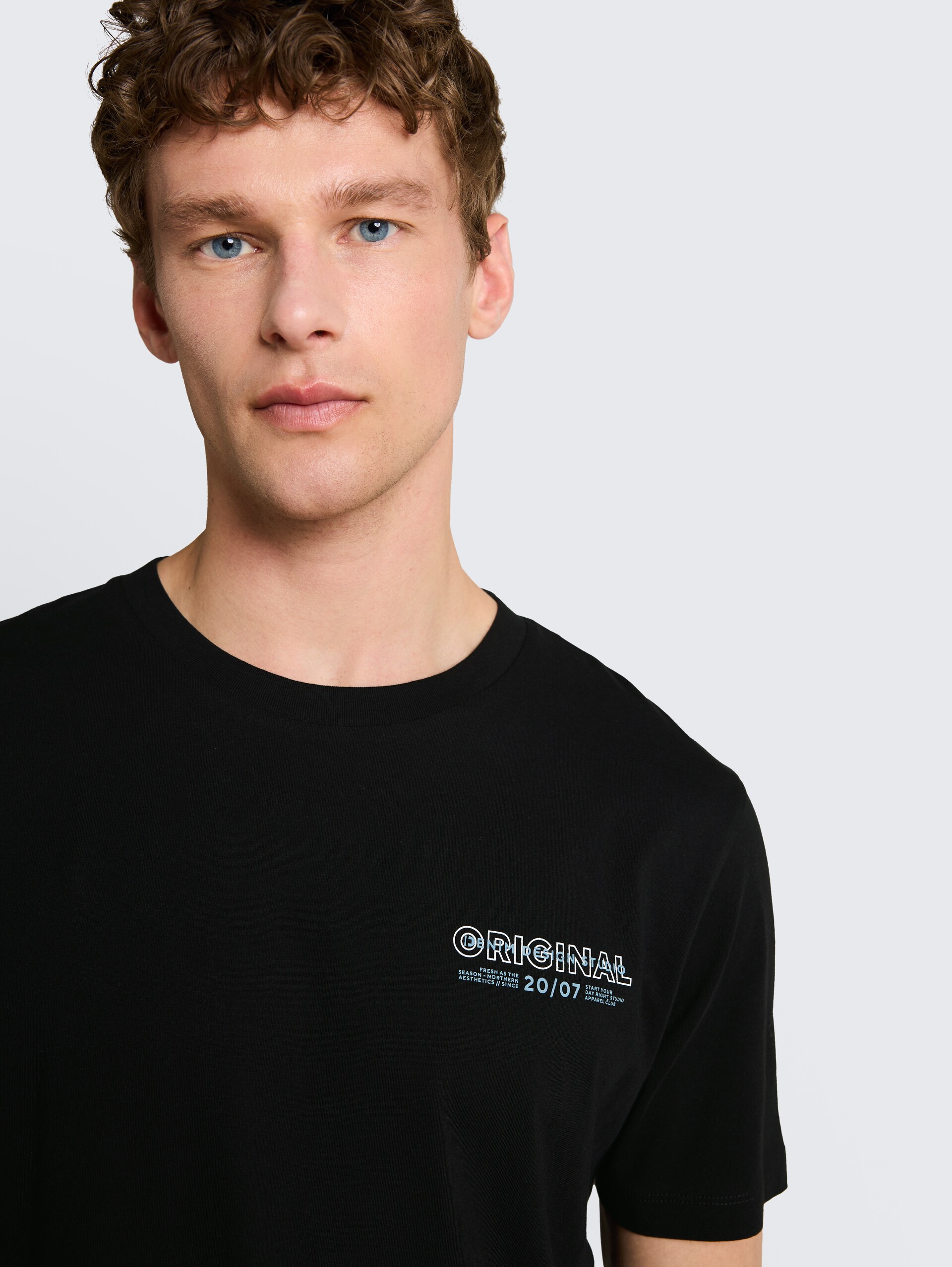 Basic T-Shirt mit Logo-Print - deep sea black - Detail-Model-Ansicht