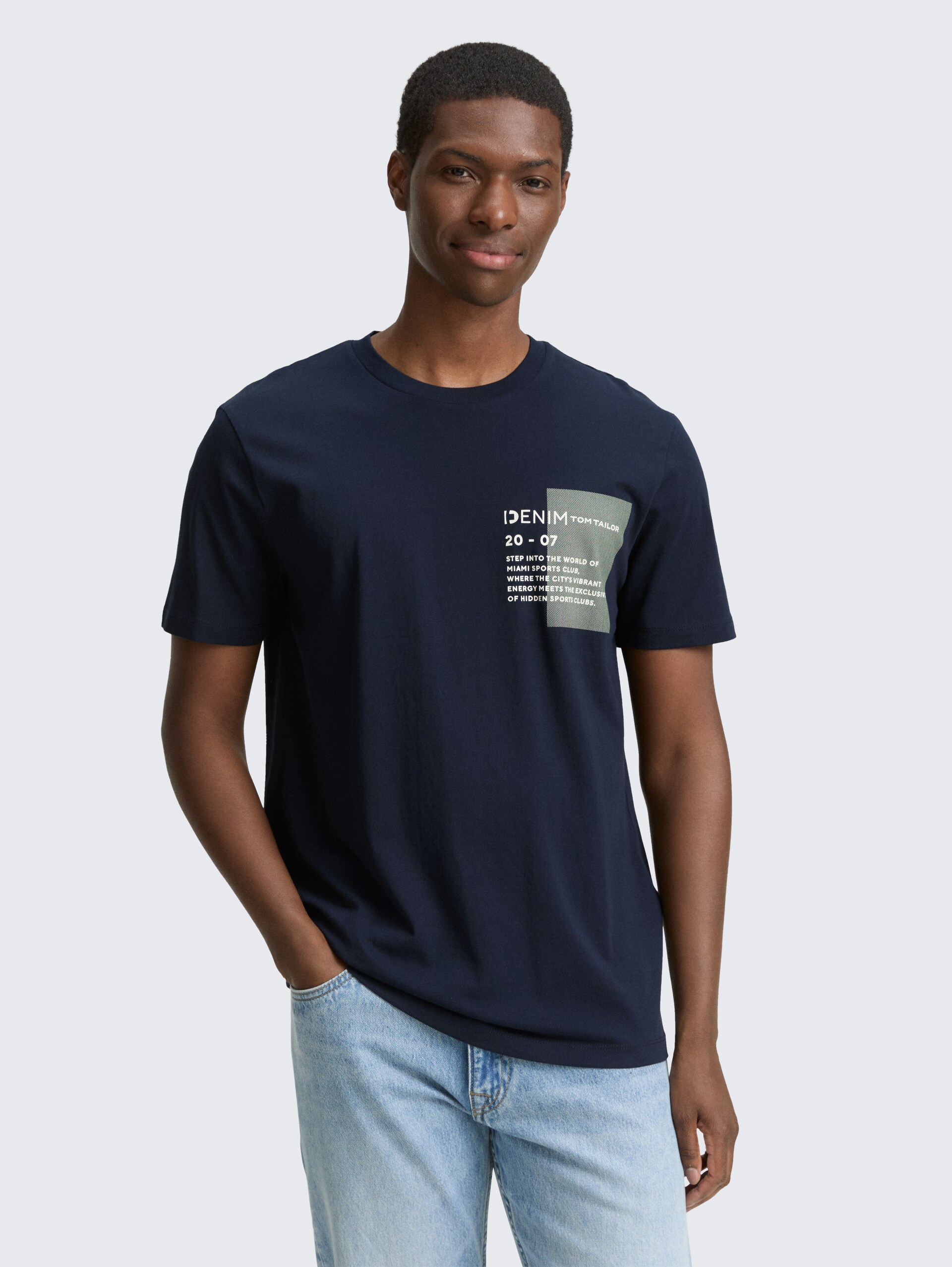 Basic T-Shirt mit Logo-Print - midnight navy blue - Ausschnitt Model-Vorderansicht
