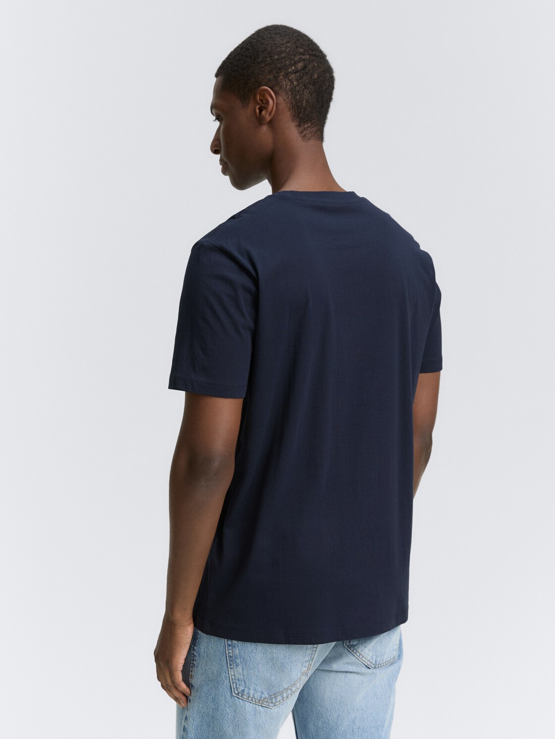 Basic T-Shirt mit Logo-Print - midnight navy blue - Auschnitt Model-Rückansicht
