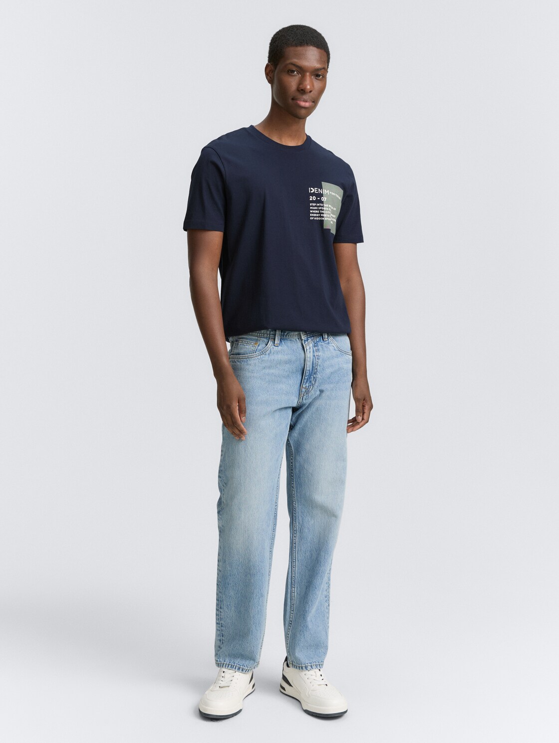 Basic T-Shirt mit Logo-Print - midnight navy blue - Model-Vorderansicht