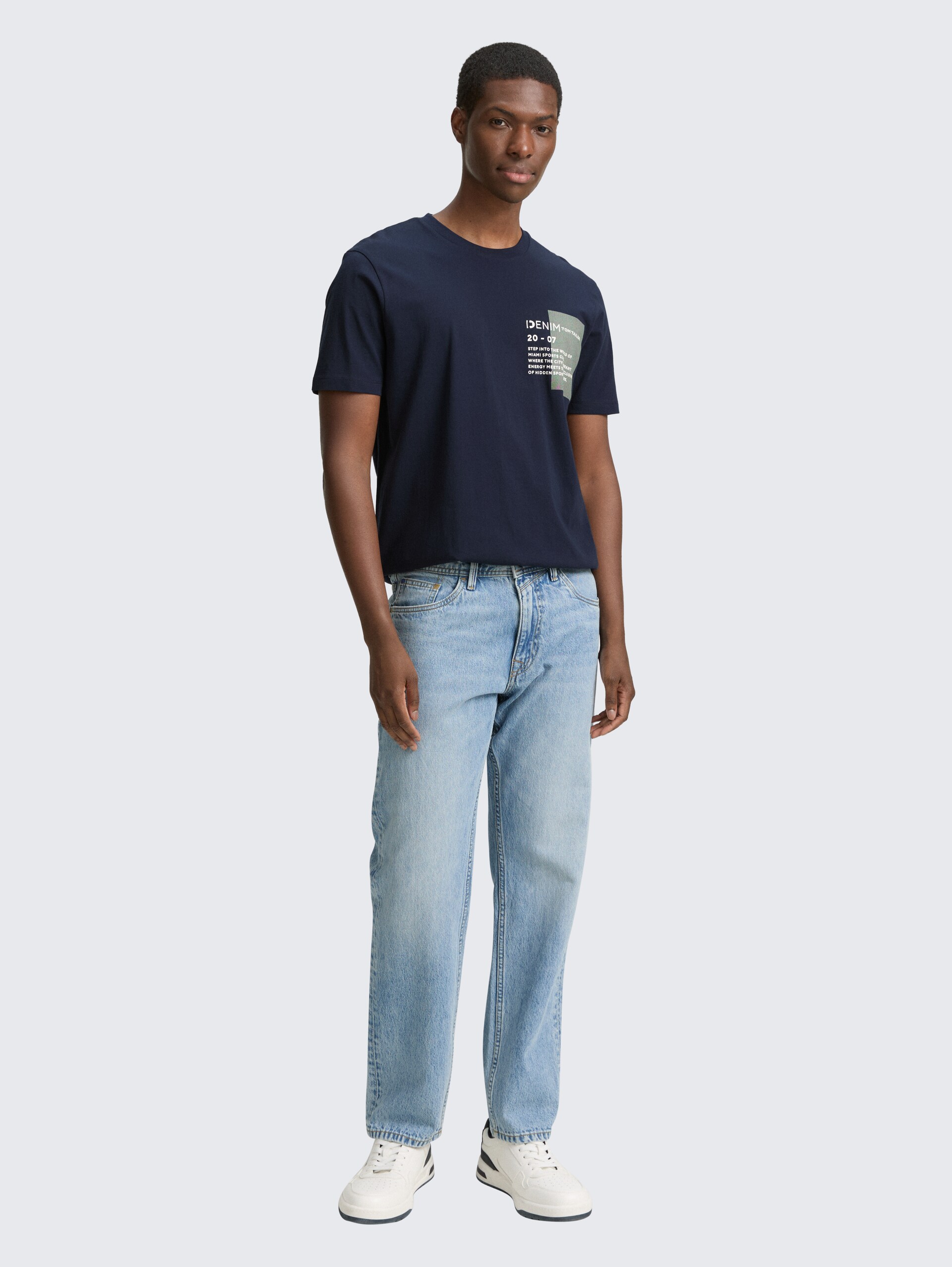 Basic T-Shirt mit Logo-Print - midnight navy blue - Model-Vorderansicht