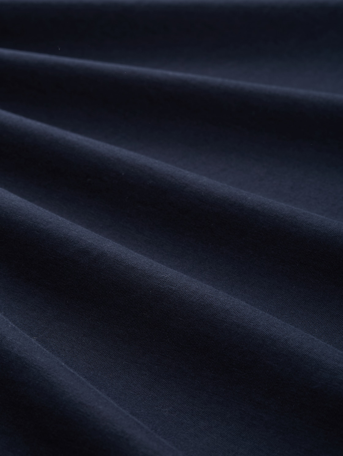 Basic T-Shirt mit Logo-Print - midnight navy blue - Material-Ansicht