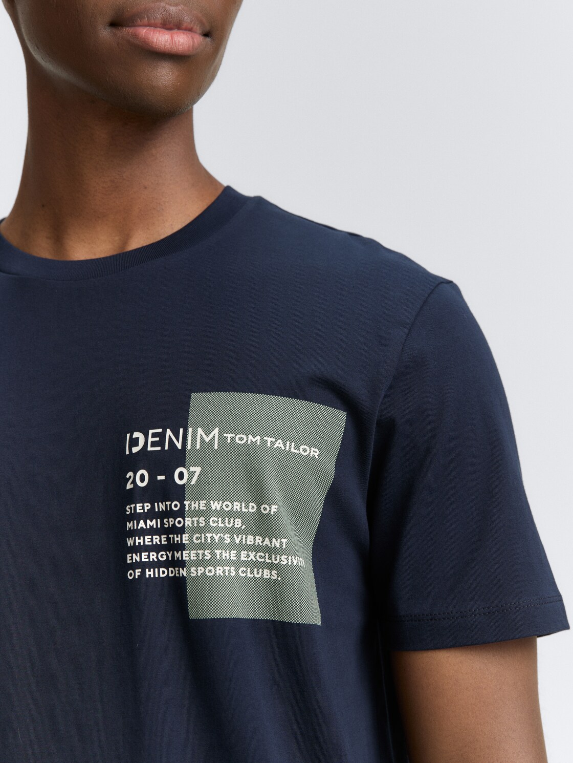 Basic T-Shirt mit Logo-Print - midnight navy blue - Detail-Model-Ansicht