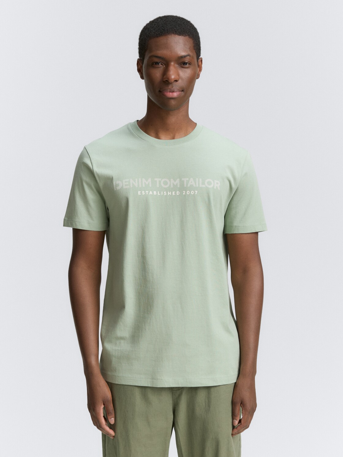 Basic T-Shirt mit Logo-Print - ice mint green - Ausschnitt Model-Vorderansicht