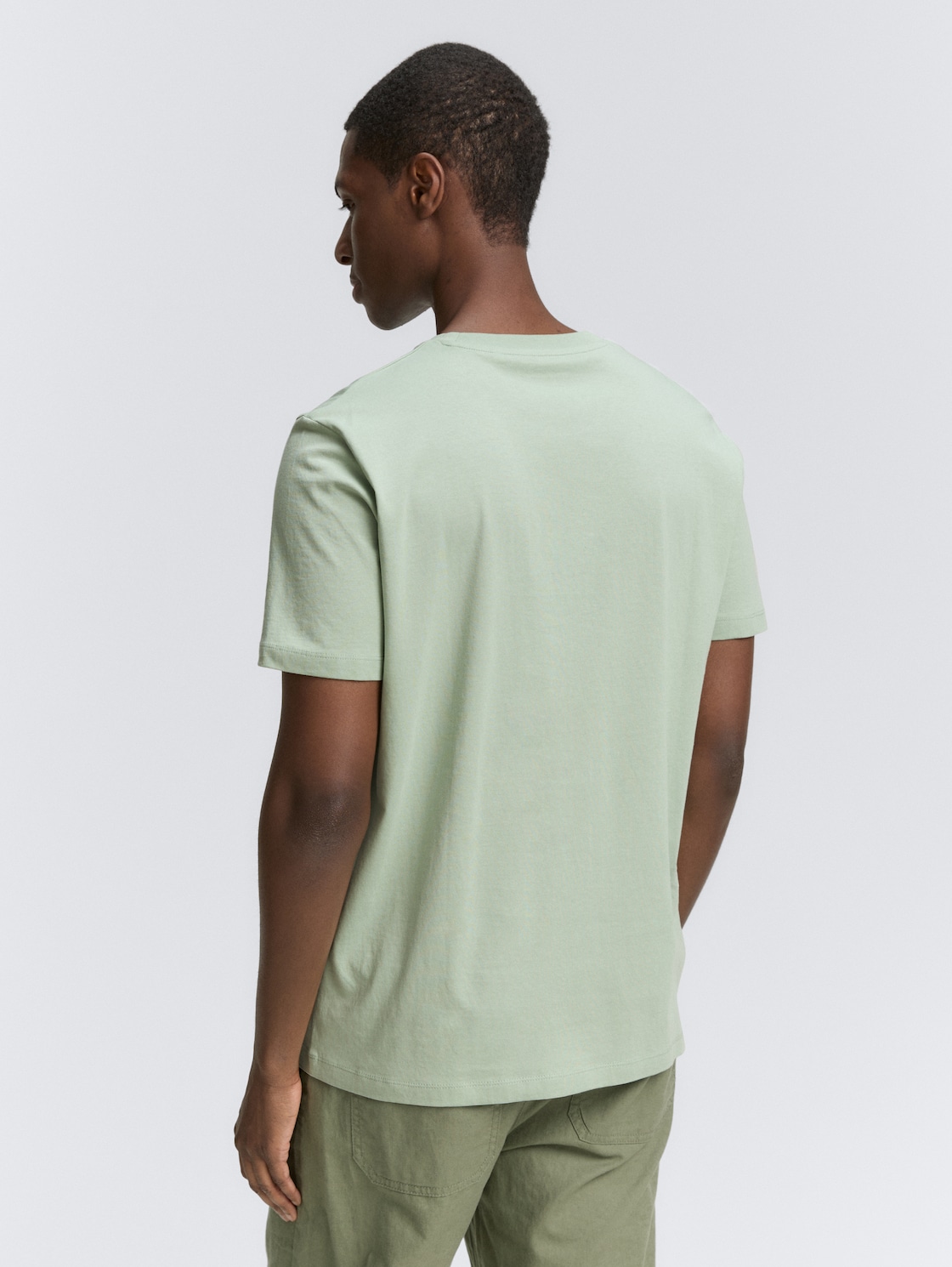 Basic T-Shirt mit Logo-Print - ice mint green - Auschnitt Model-Rückansicht