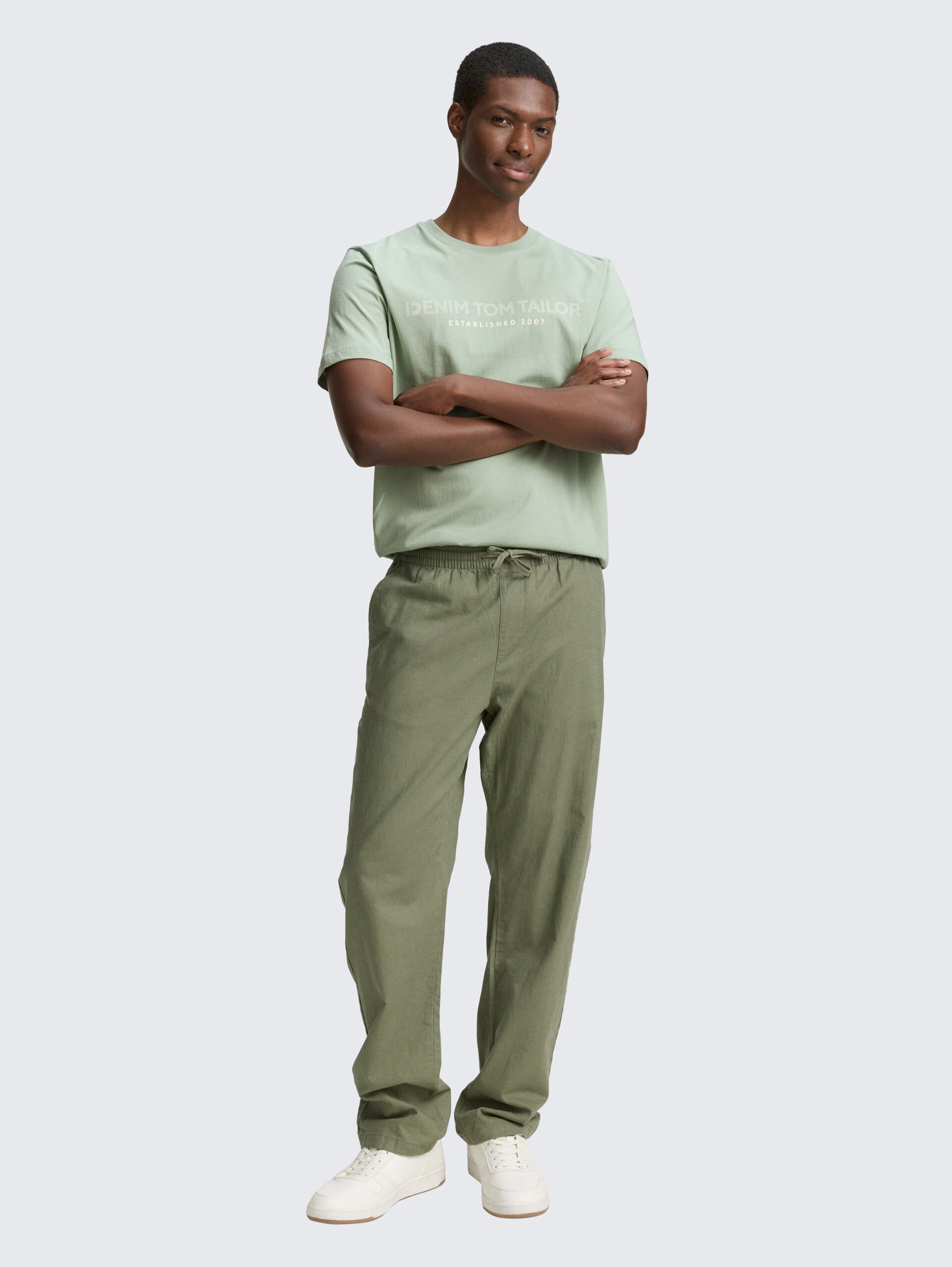 Basic T-Shirt mit Logo-Print - ice mint green - Model-Vorderansicht