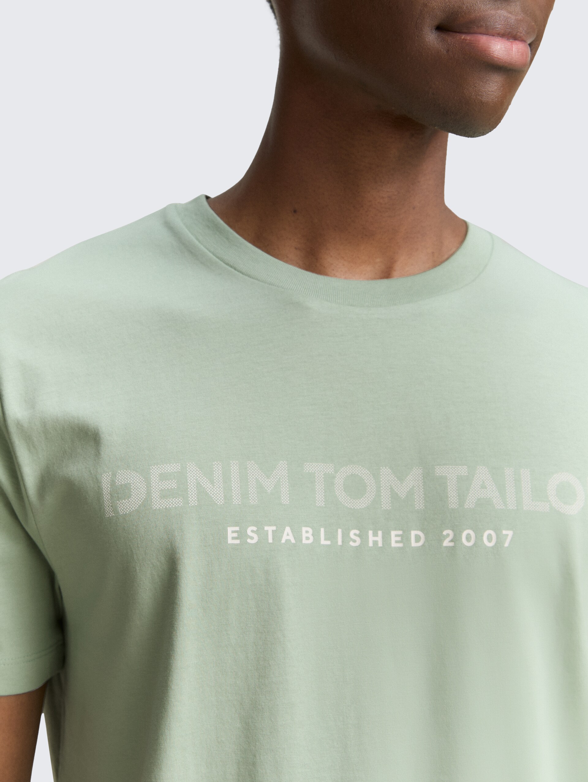 Basic T-Shirt mit Logo-Print - ice mint green - Detail-Model-Ansicht