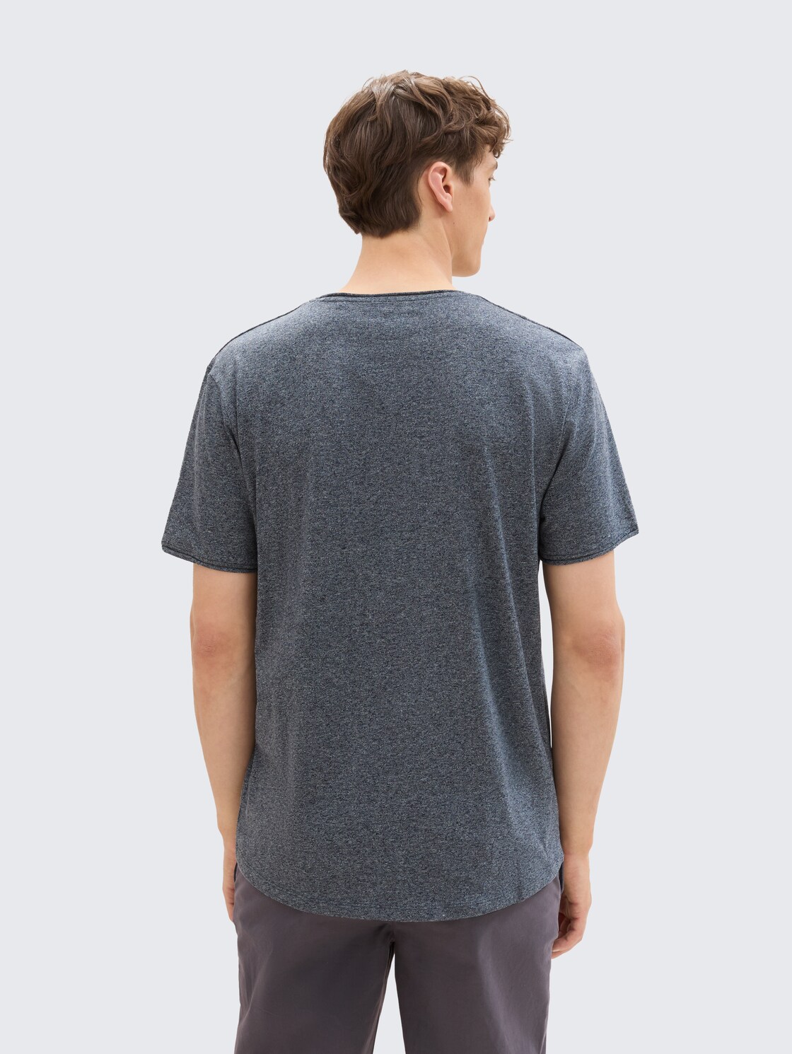 T-Shirt in Melange Optik - sky captain blue - Auschnitt Model-Rückansicht