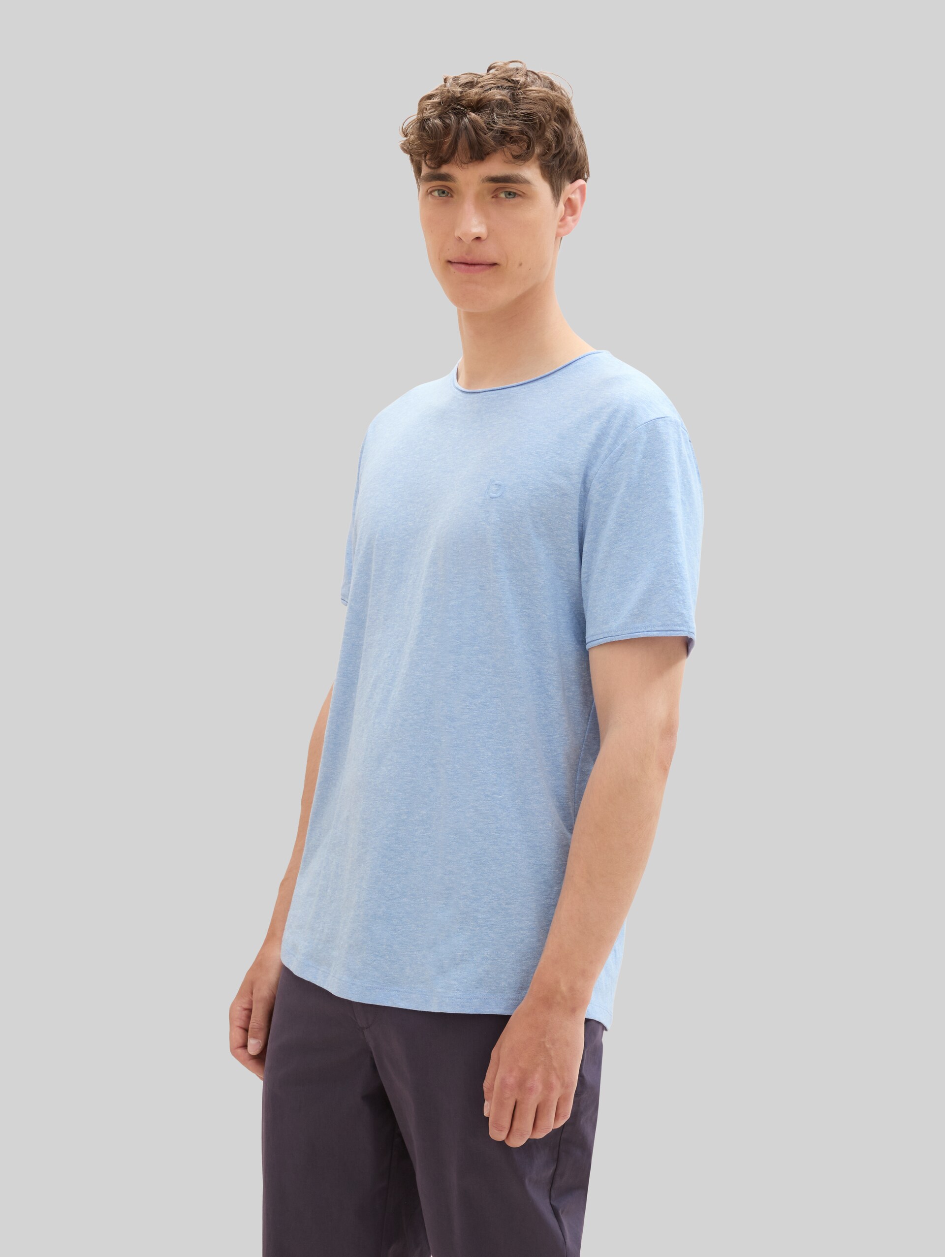 T-shirt in a melange look - Brunnera Blue - Neckline model front view