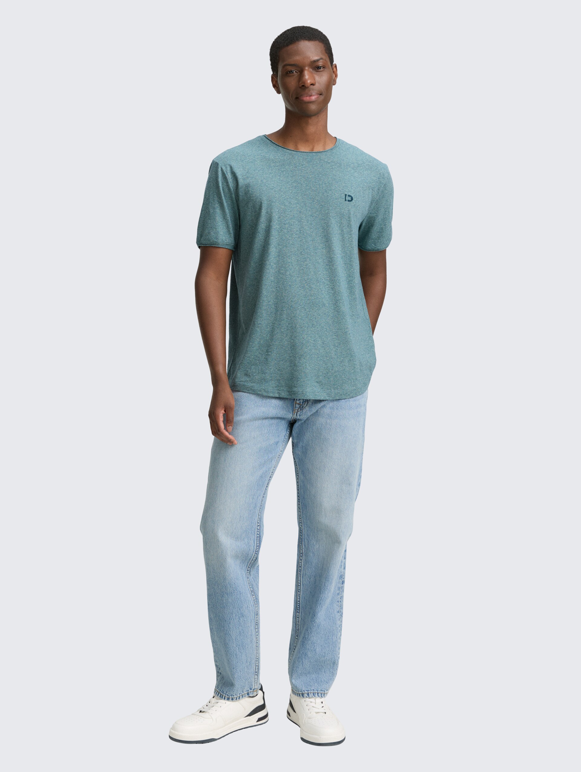 T-Shirt in Melange Optik - deep pond green mix melange - Model-Vorderansicht