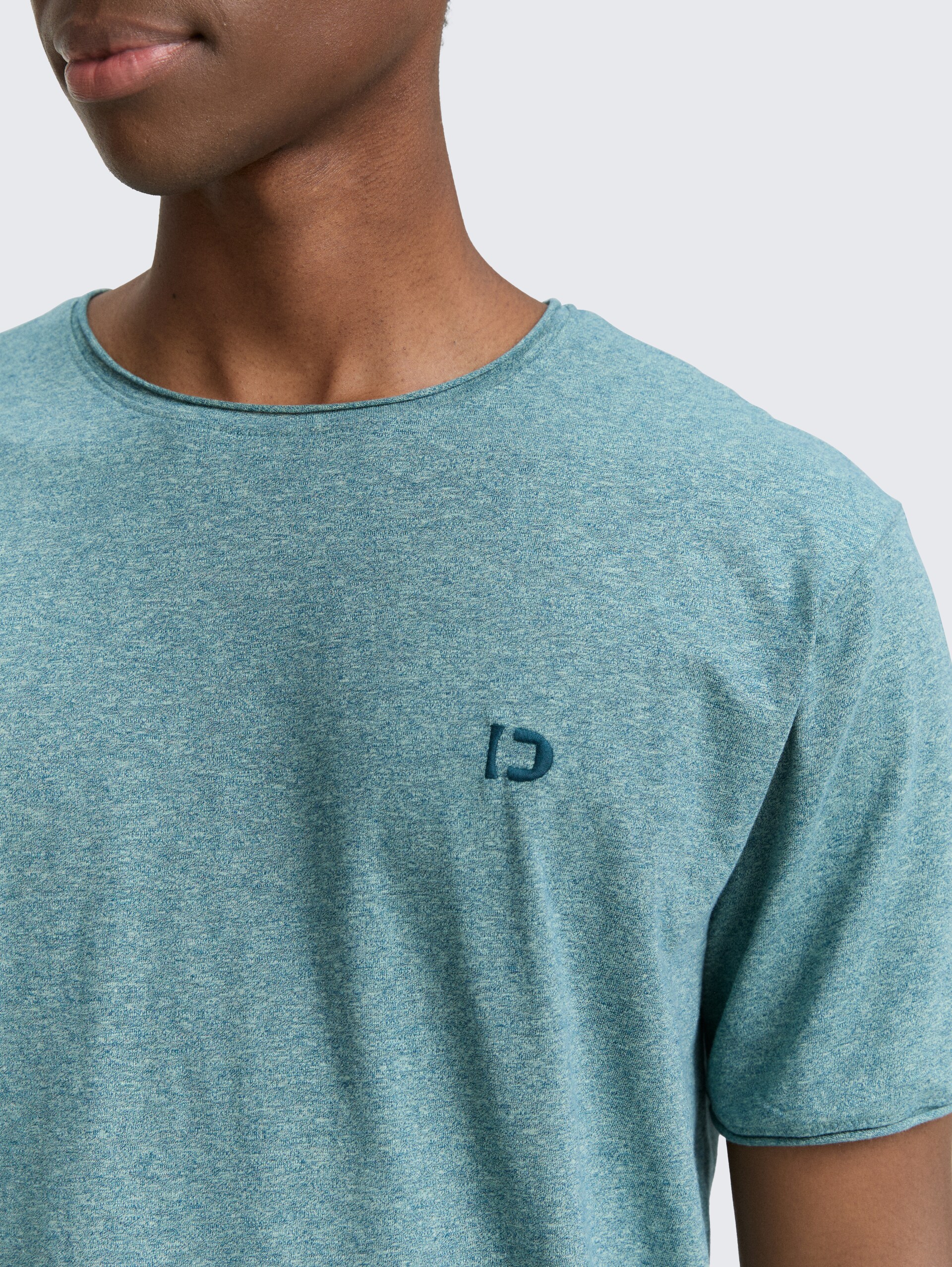 T-Shirt in Melange Optik - deep pond green mix melange - Detail-Model-Ansicht