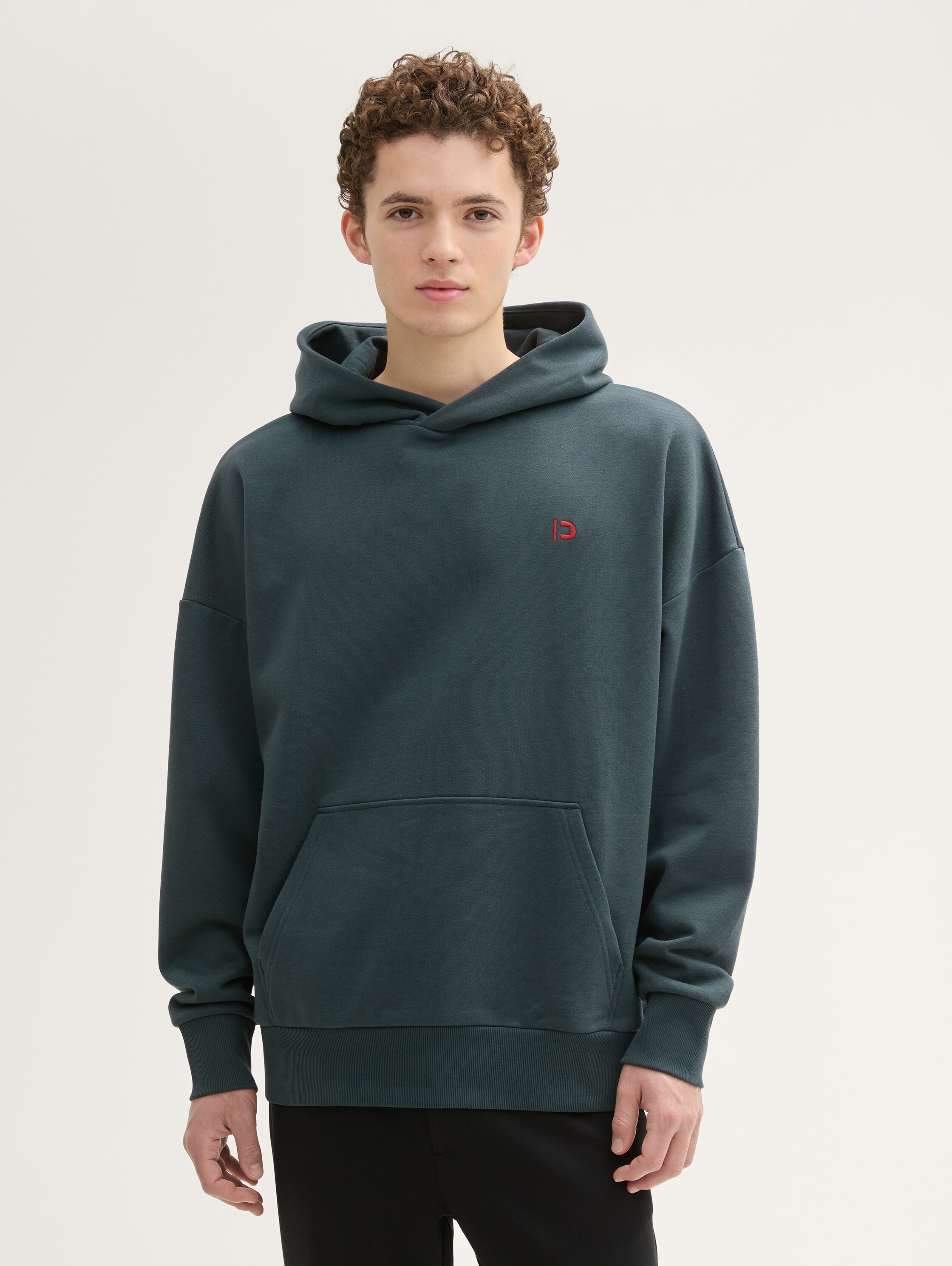 Oversize Heritage Hoodie Sweatshirt mit Rückenstickerei - Dark Gable Green - Ausschnitt Model-Vorderansicht