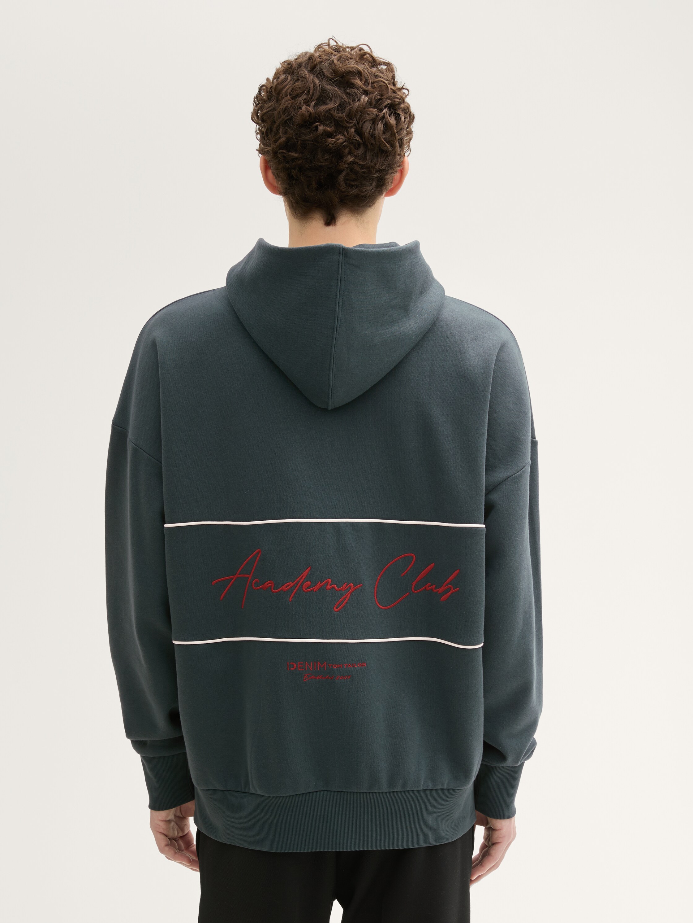 Oversize Heritage Hoodie Sweatshirt mit Rückenstickerei - Dark Gable Green - Auschnitt Model-Rückansicht