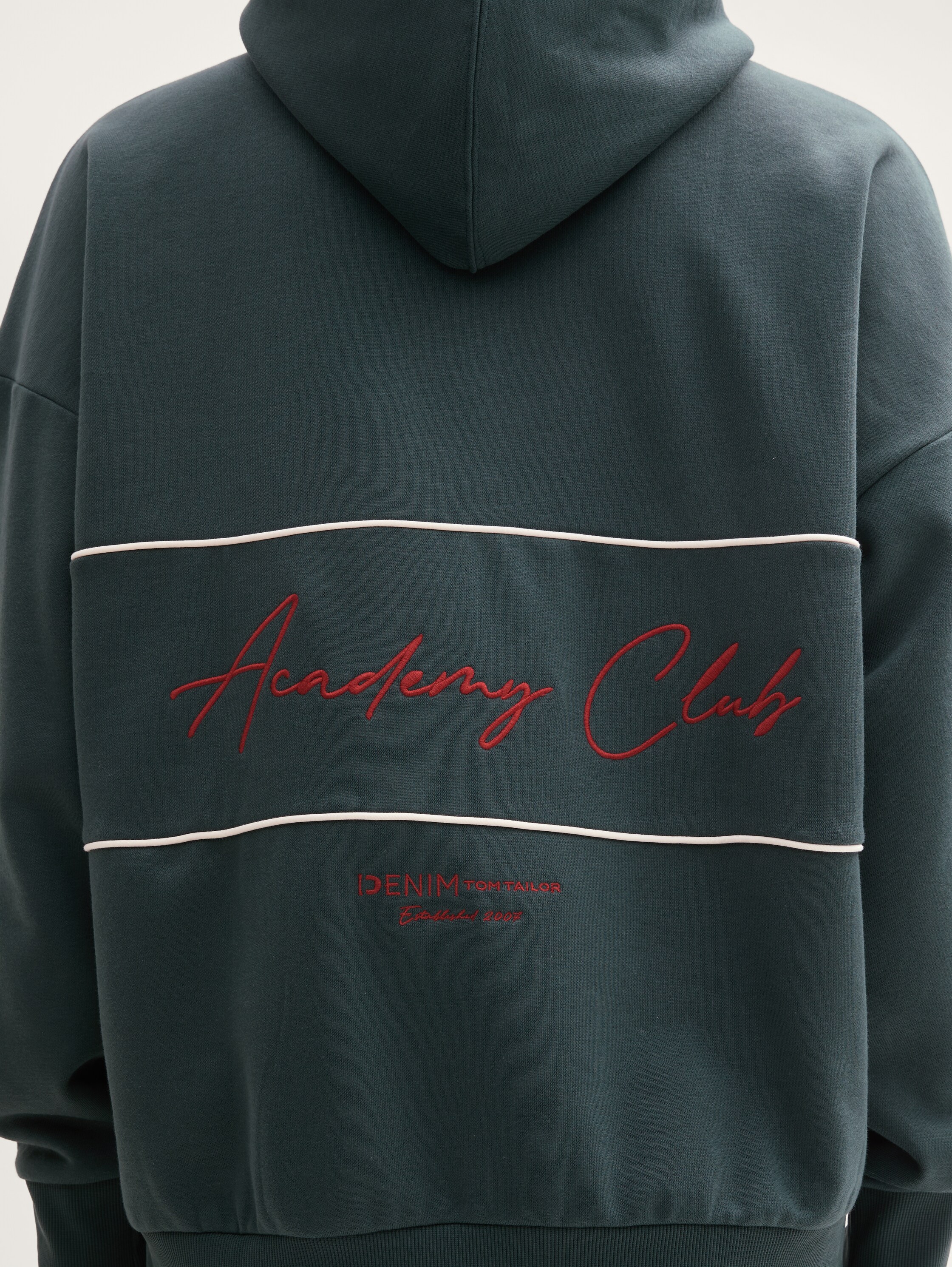 Oversize Heritage Hoodie Sweatshirt mit Rückenstickerei - Dark Gable Green - Detail-Model-Ansicht