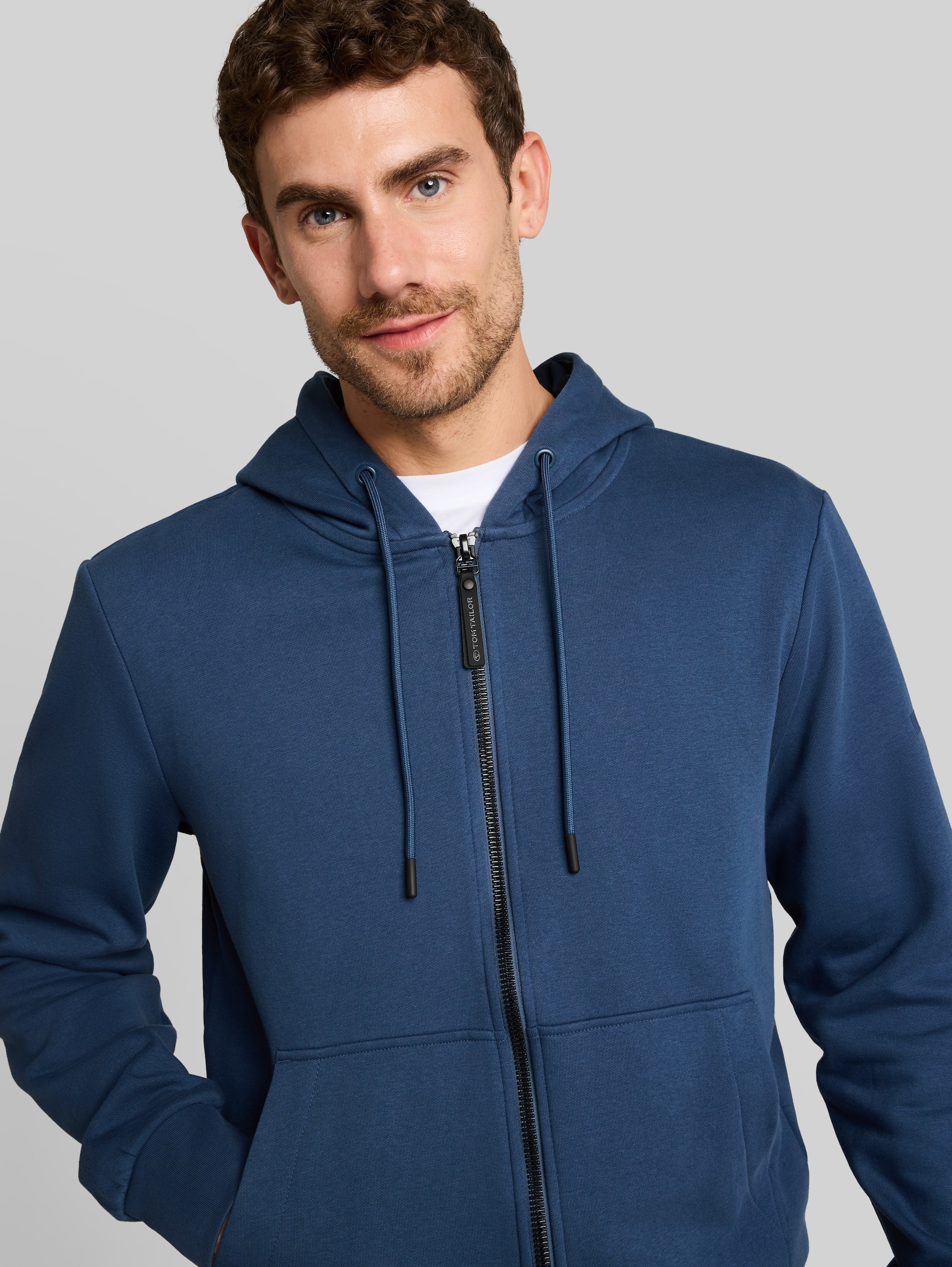 Basic hoodie-sweatjack - Dark Duck Blue - Detailaanzicht model