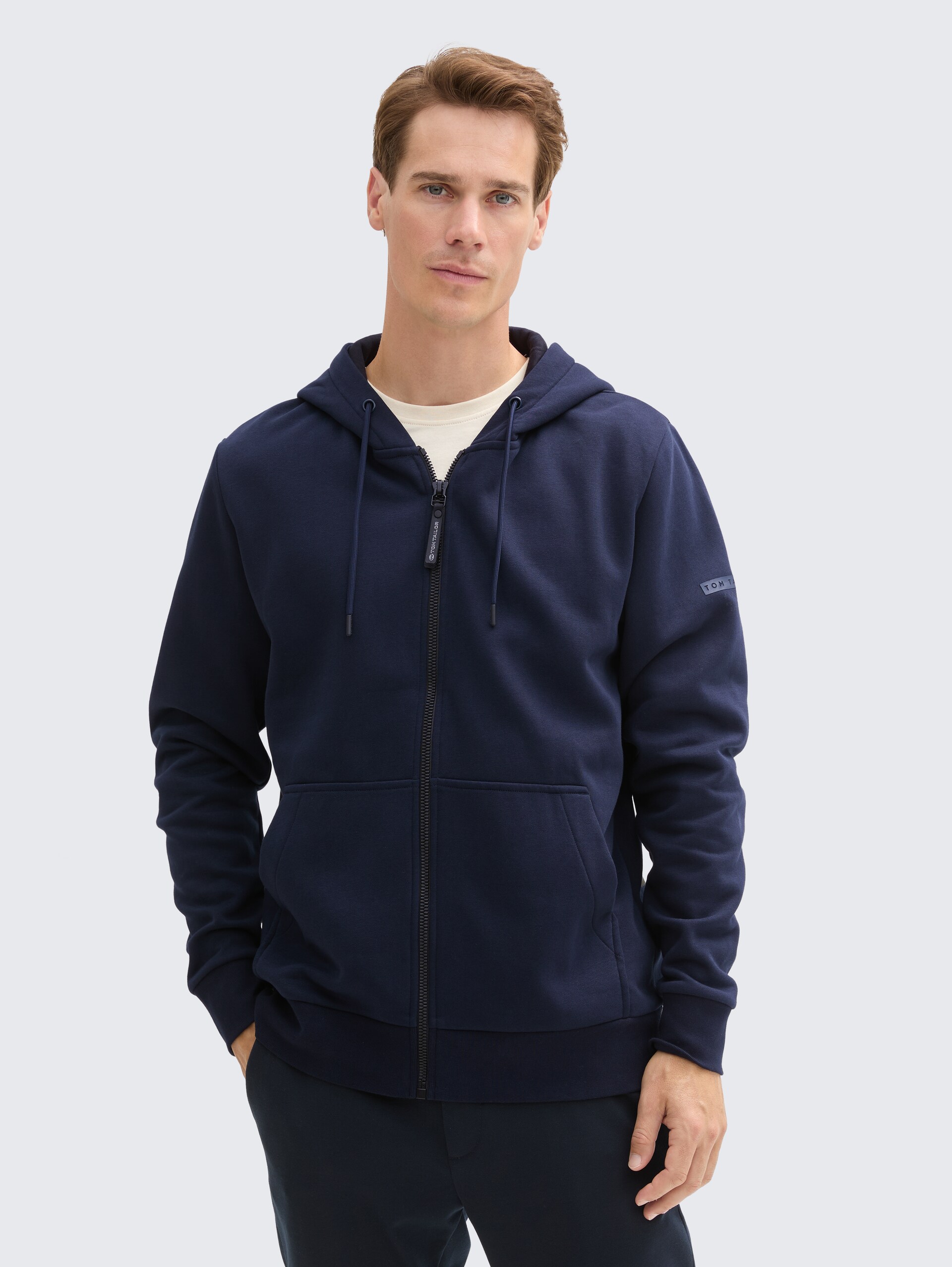 Basic Hoodie Sweatjacke - sky captain blue - Ausschnitt Model-Vorderansicht