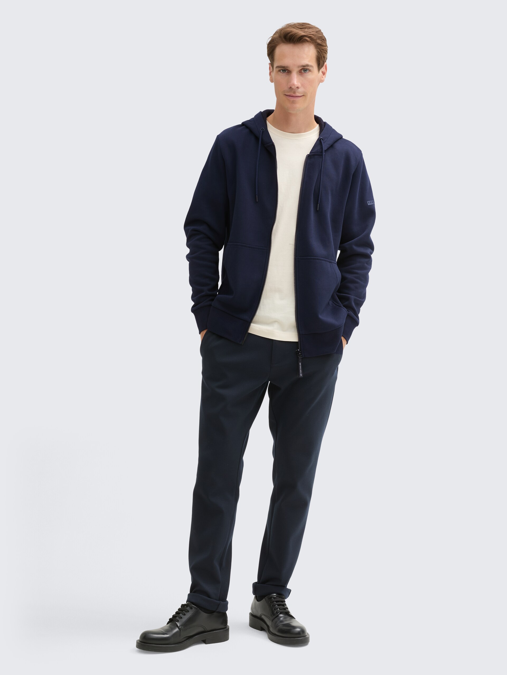 Basic Hoodie Sweatjacke - sky captain blue - Model-Vorderansicht