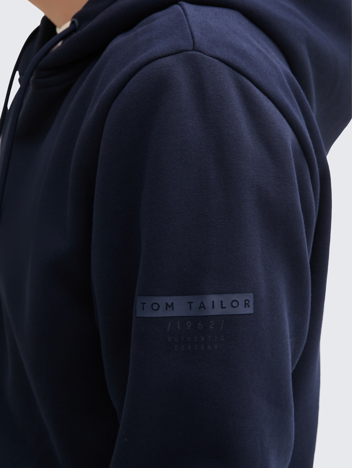 Basic Hoodie Sweatjacke - sky captain blue - Detail-Model-Ansicht