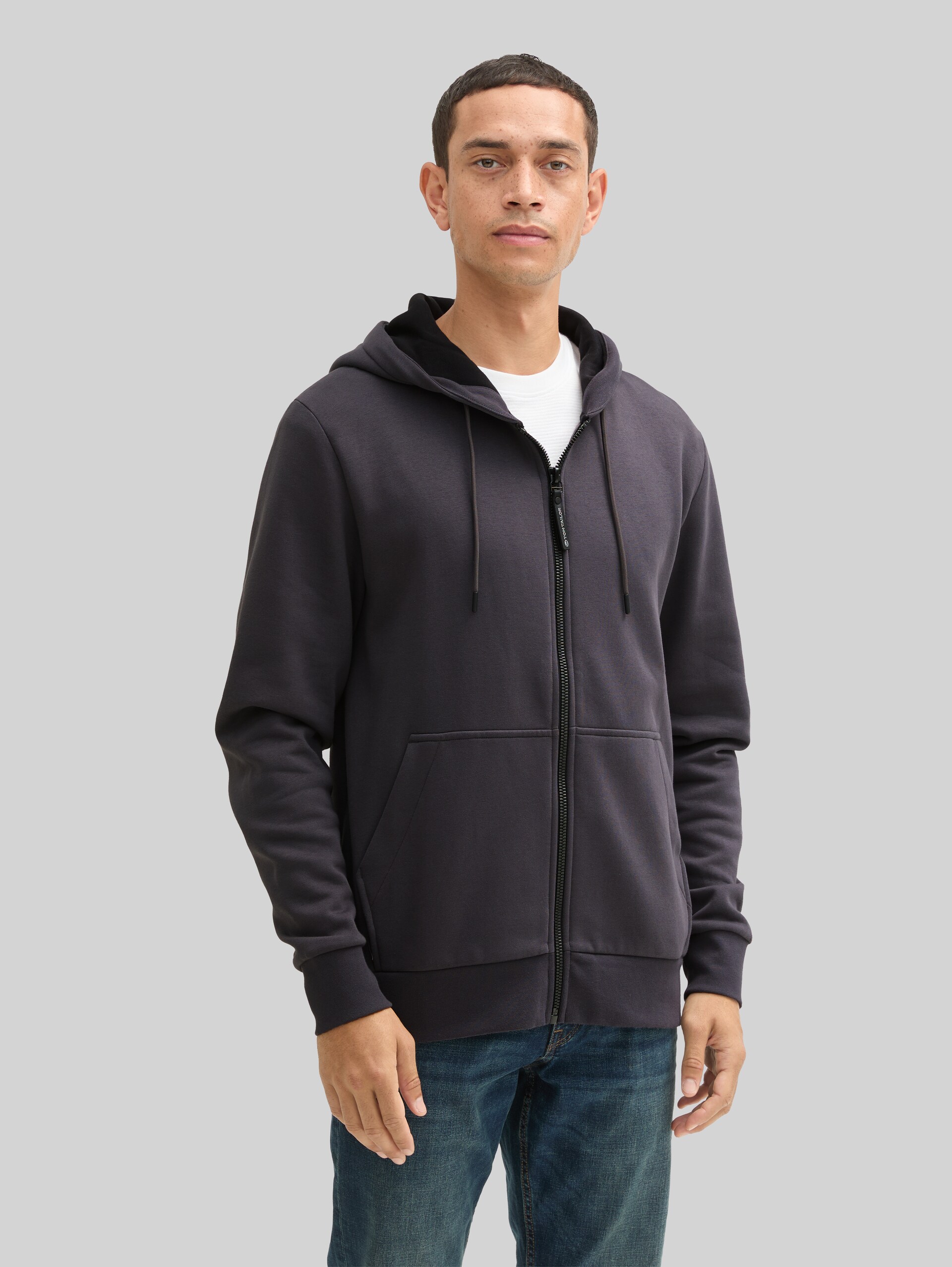 Basic Hoodie Sweatjacke - Tarmac Grey - Ausschnitt Model-Vorderansicht